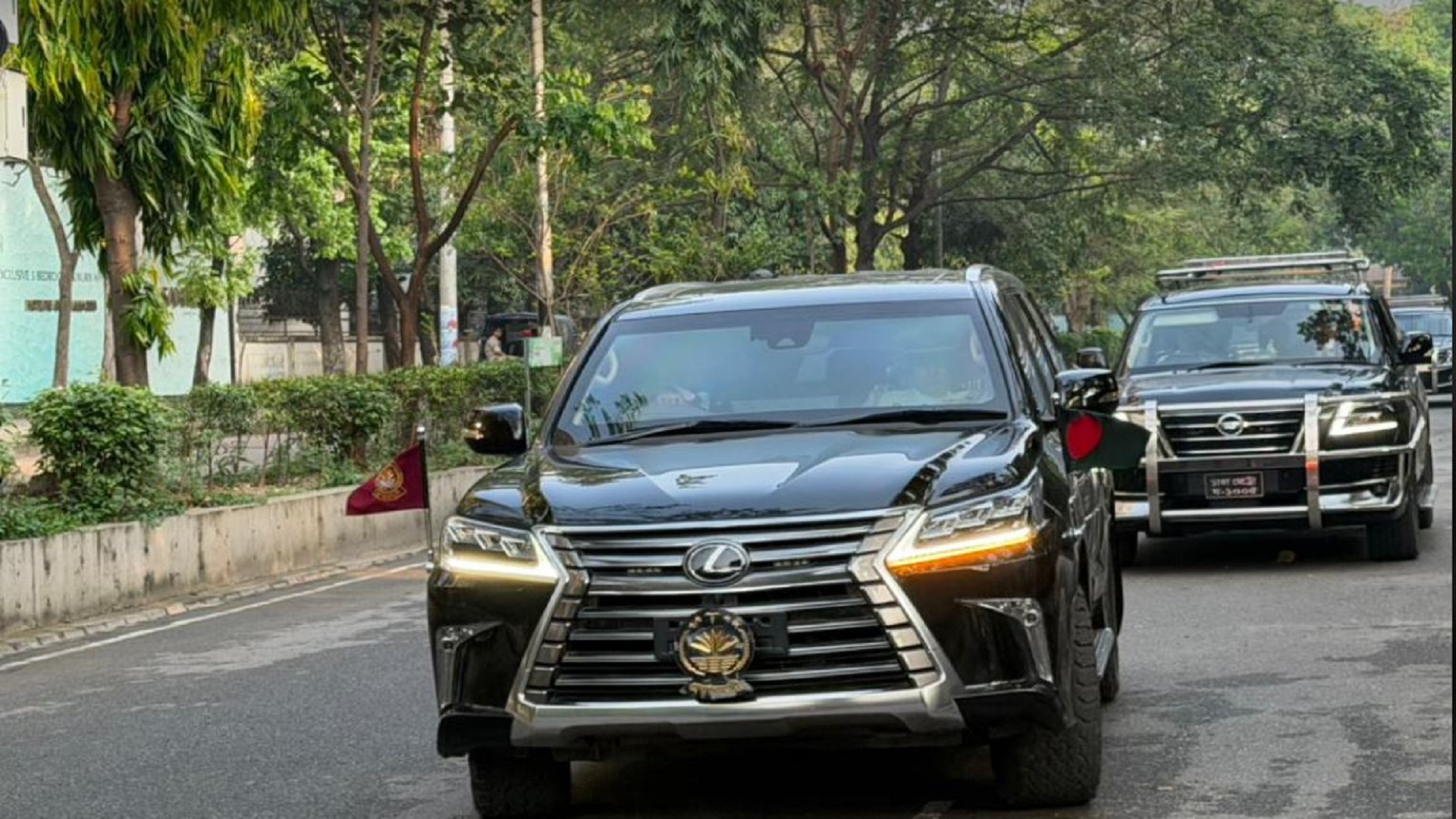 এই প্রথম প্রধানমন্ত্রী তারেক রহমানের গাড়িতে উড়ল জাতীয় পতাকা