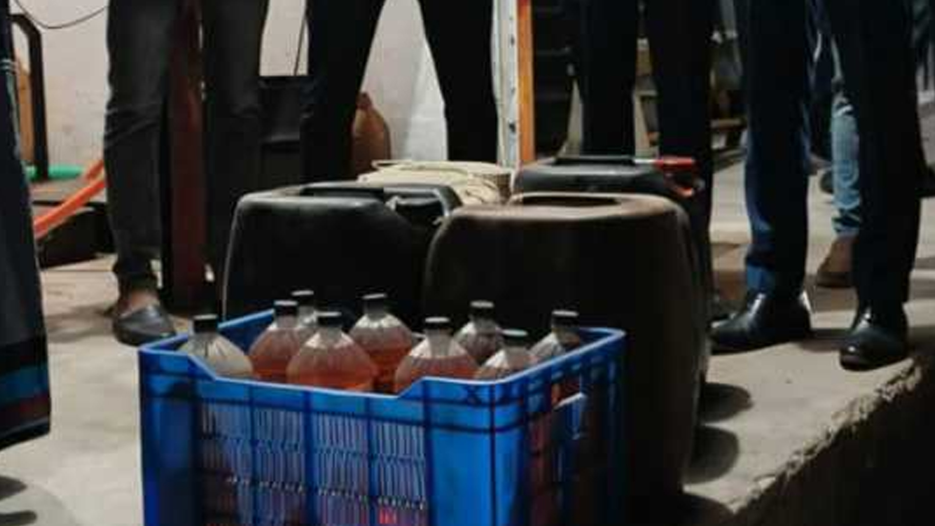 শার্শায় অবৈধভাবে জ্বালানি তেল মজুত, মুদি দোকানিকে ৫০ হাজার টাকা জরিমানা