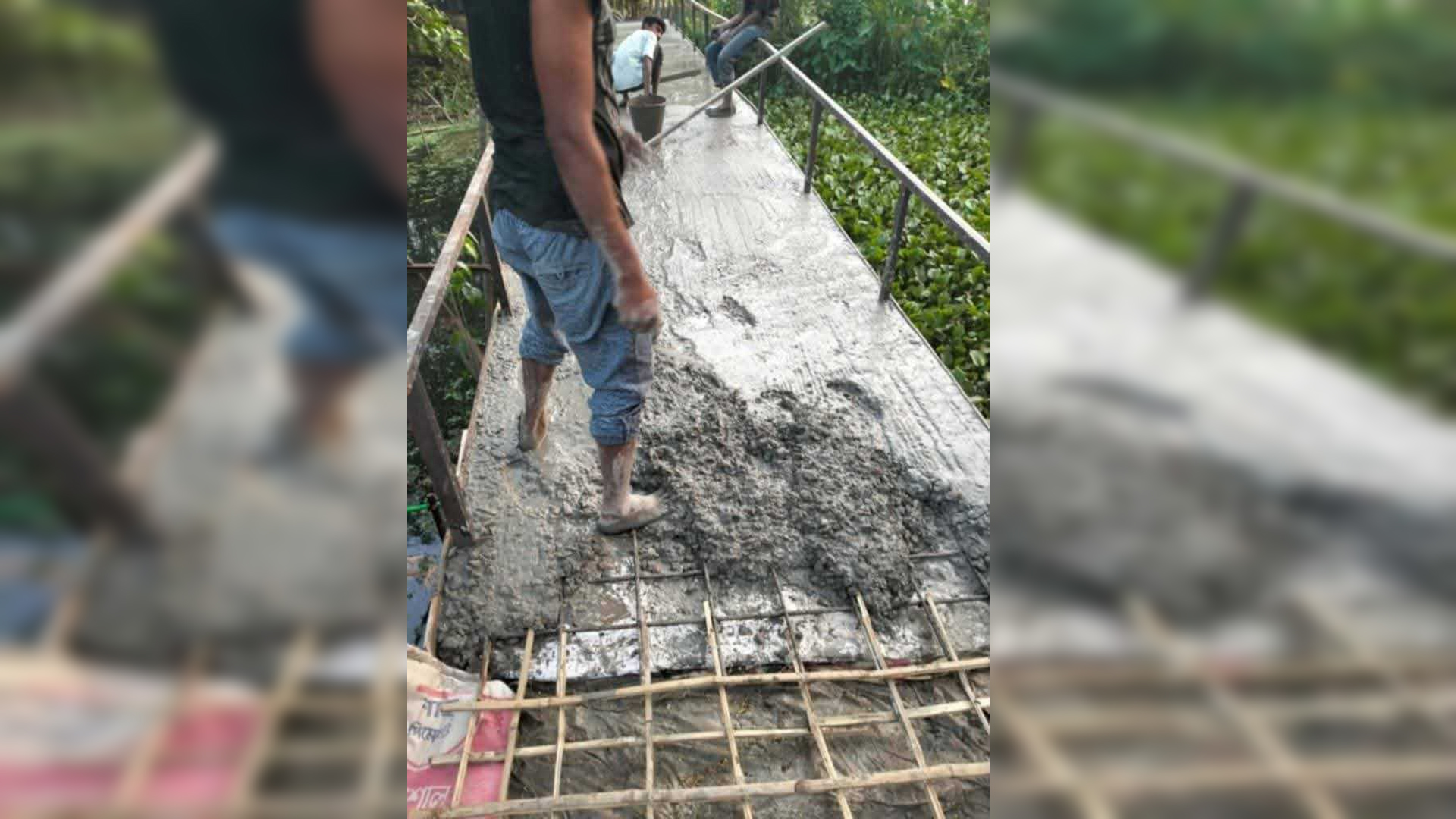 বরিশালে বাঁশ দিয়েই ঢালাই দেয়া হলো ব্রিজ!