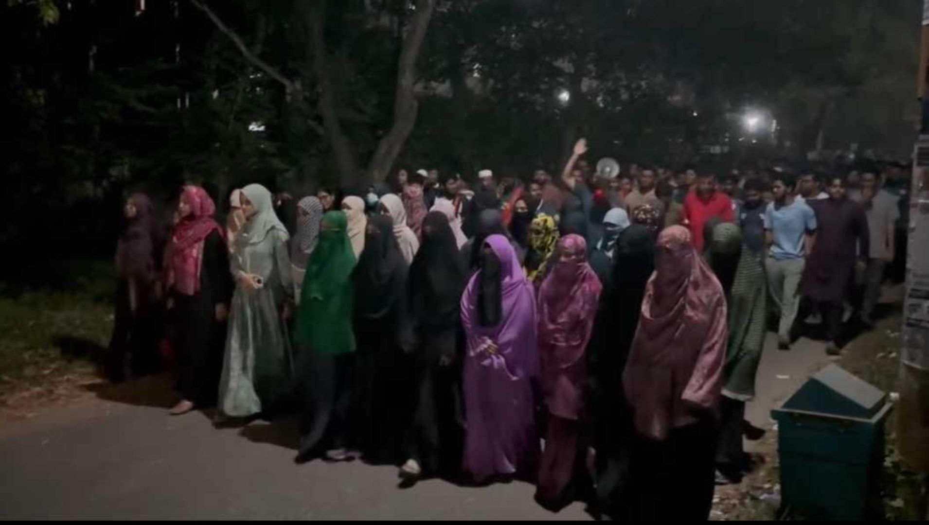 হিজাব নিয়ে মন্তব্য, রাবি অধ্যাপকের শাস্তির দাবি