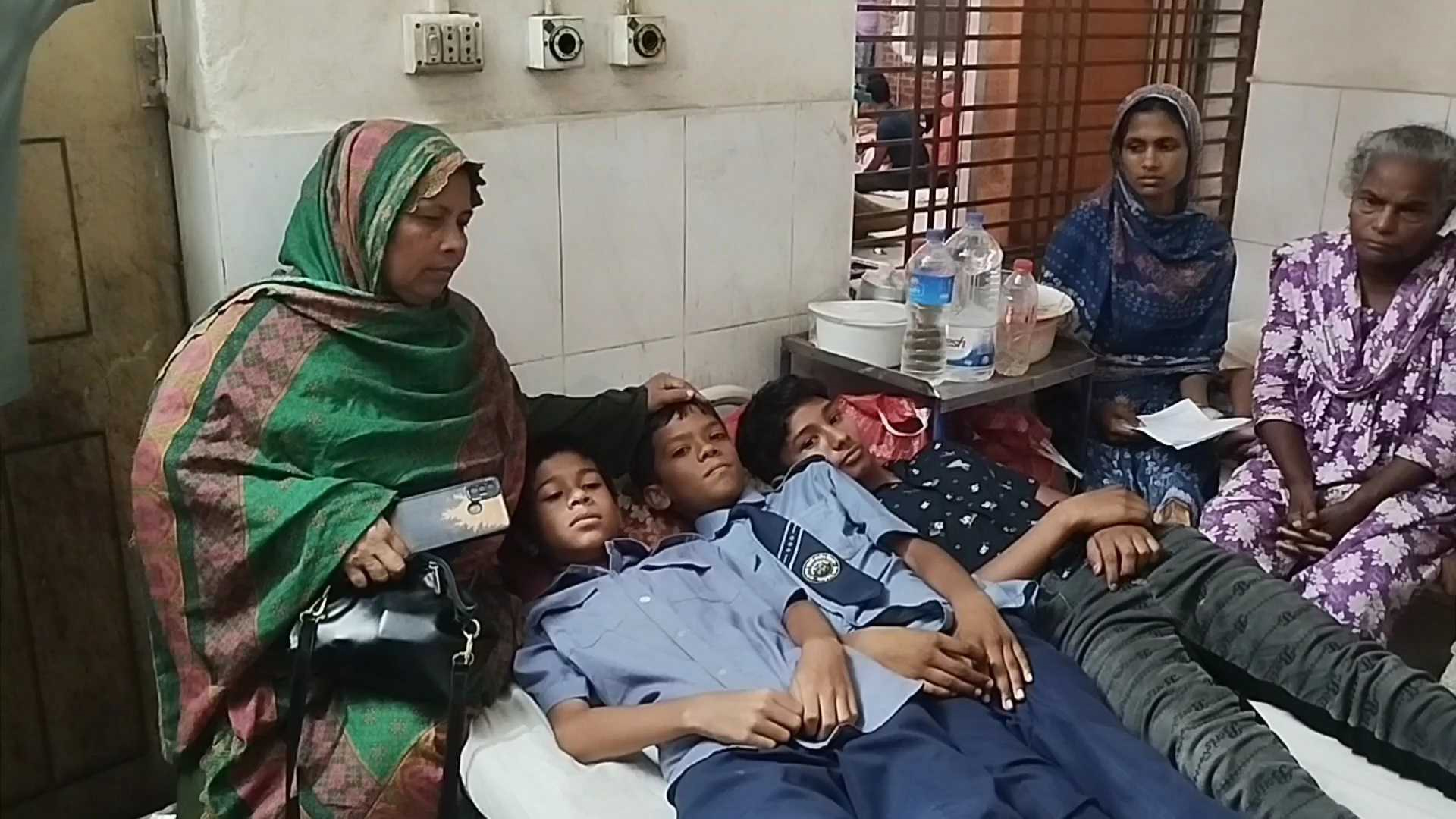 বাড়িতে ফুটবল পড়ায় শিশু শিক্ষার্থীদের পিটিয়ে হাসপা