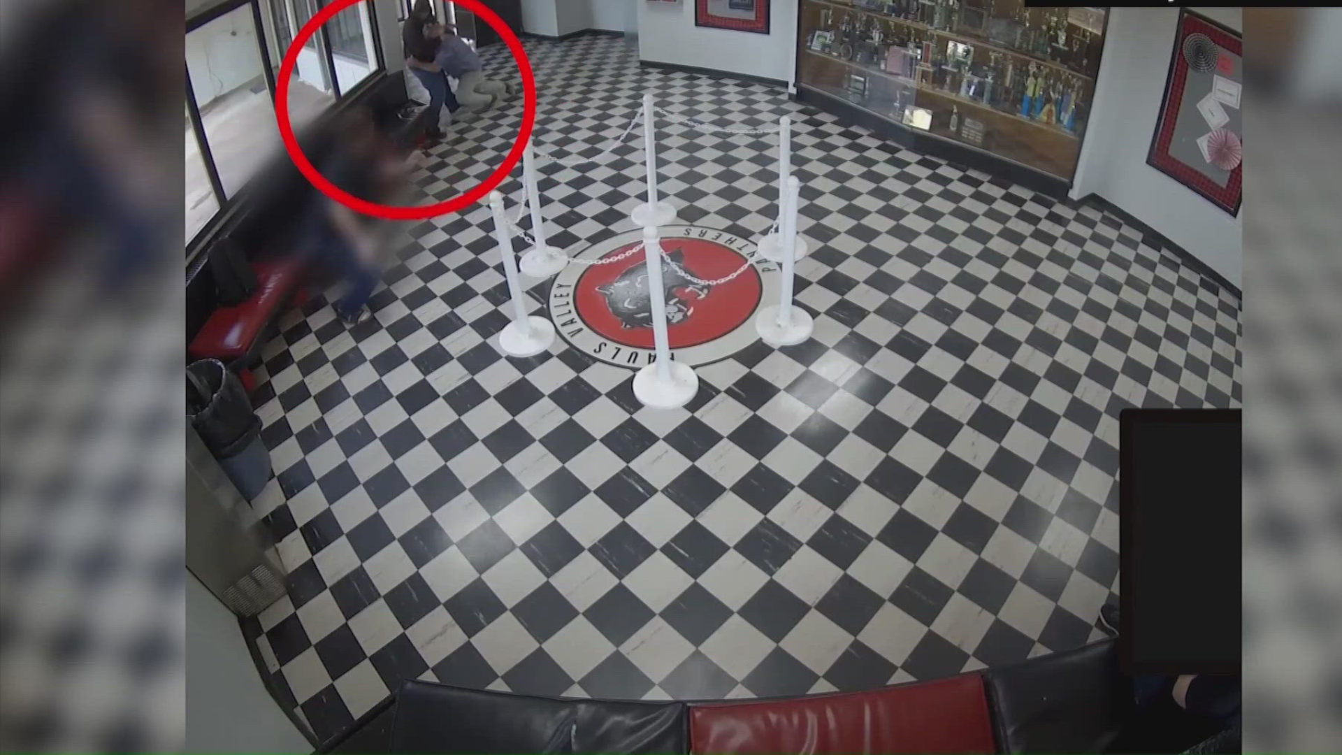 নিজে গুলিবিদ্ধ হয়েও শিক্ষার্থীদের বন্দুকধারীর হাত থেকে বাঁচালেন শিক্ষক (ভিডিও)