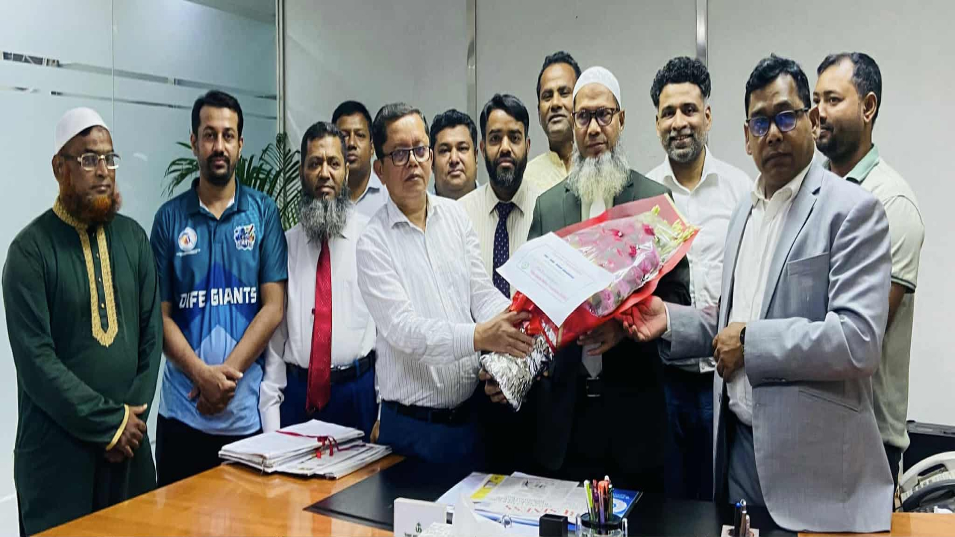 উত্তরা ব্যাংকের এমডির সঙ্গে হিজলা উপজেলা কল্যাণ সমিতির সদস্যদের সাক্ষাৎ