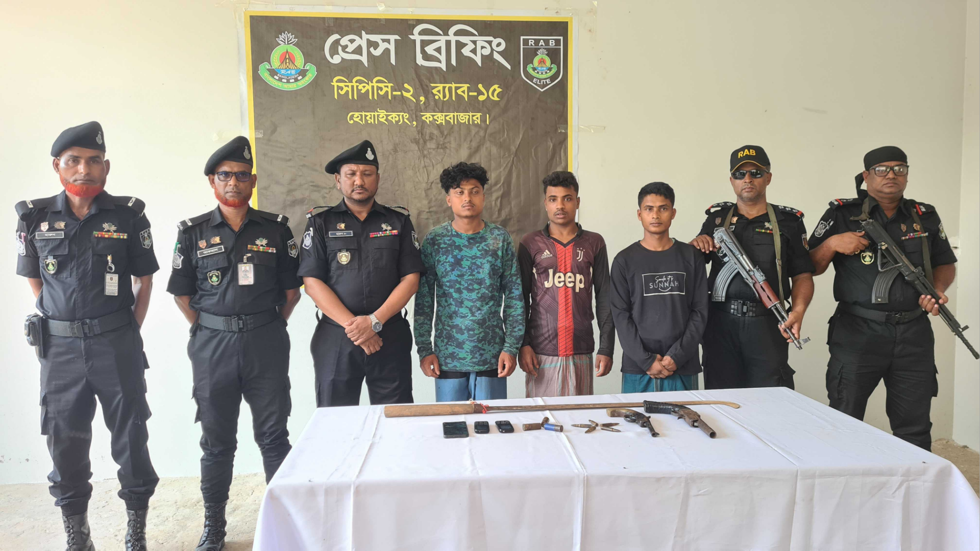 মাদকের চালান হাতবদলের আগেই উপস্থিত র‌্যাব, অস্ত্রসহ আটক ৩