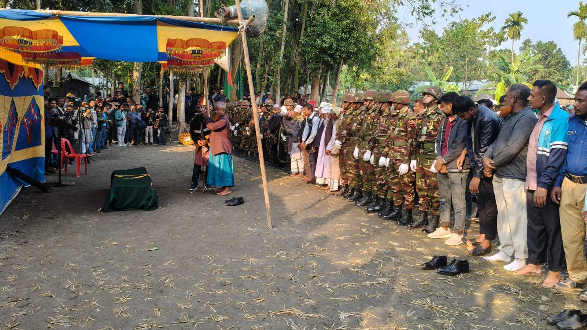 কুড়িগ্রামে চিরনিদ্রায় শায়িত মিশনে নিহত দুই সেনা সদস্য