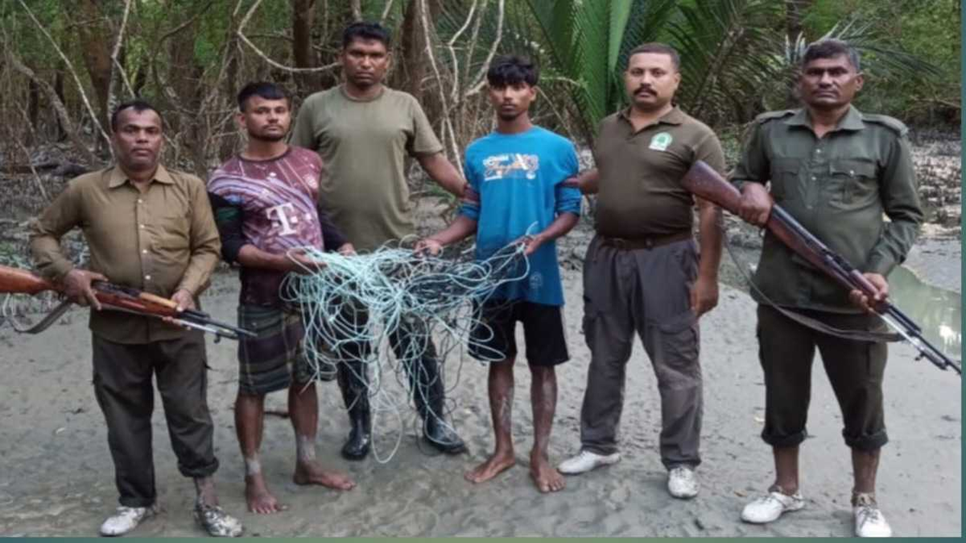 সুন্দরবনের ডিমের চর থেকে দুই হরিণ শিকারি আটক