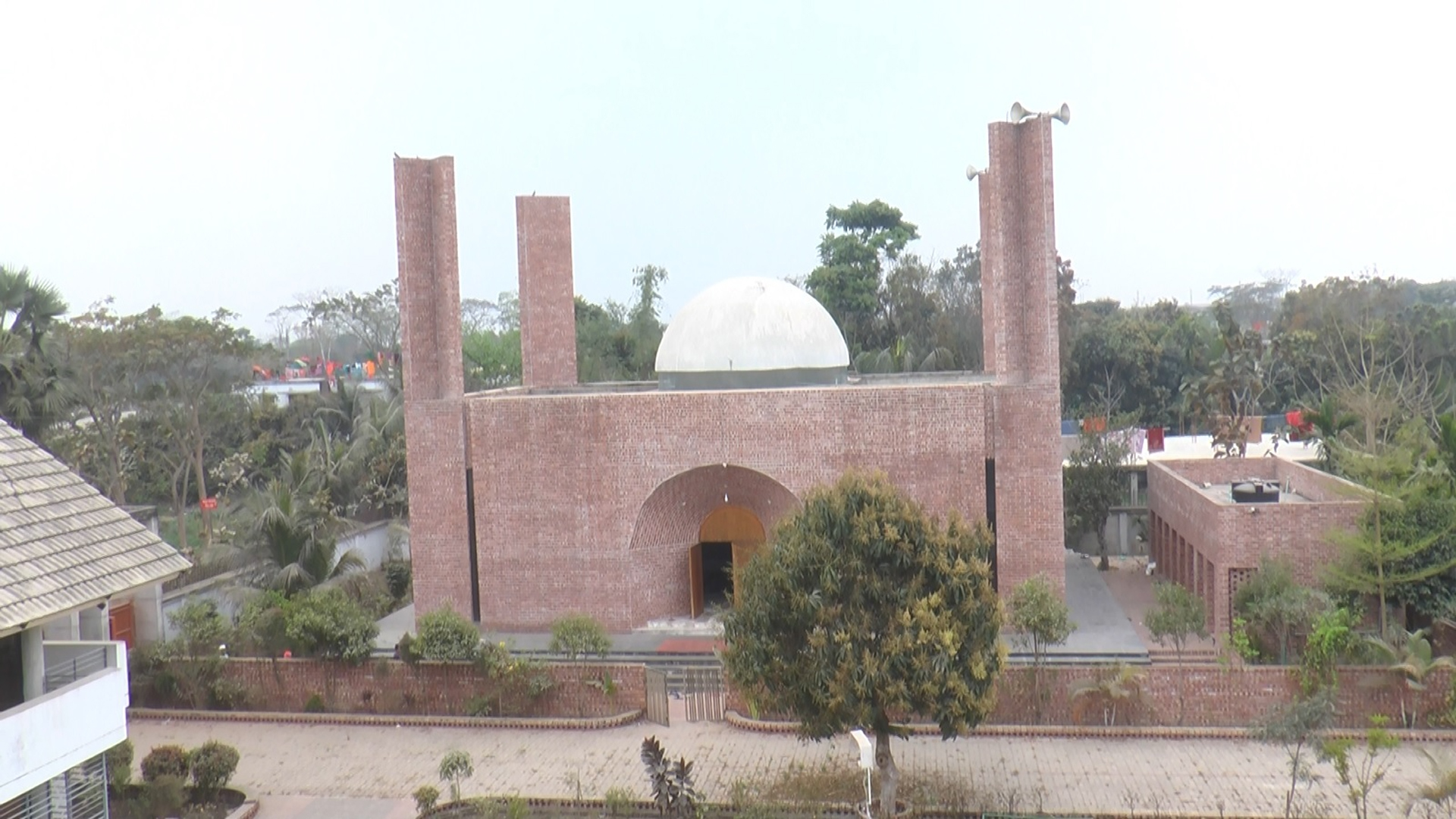 মসজিদটির নির্মাণশৈলী মুগ্ধ করে মুসল্লি ও দর্শনার্থীদের