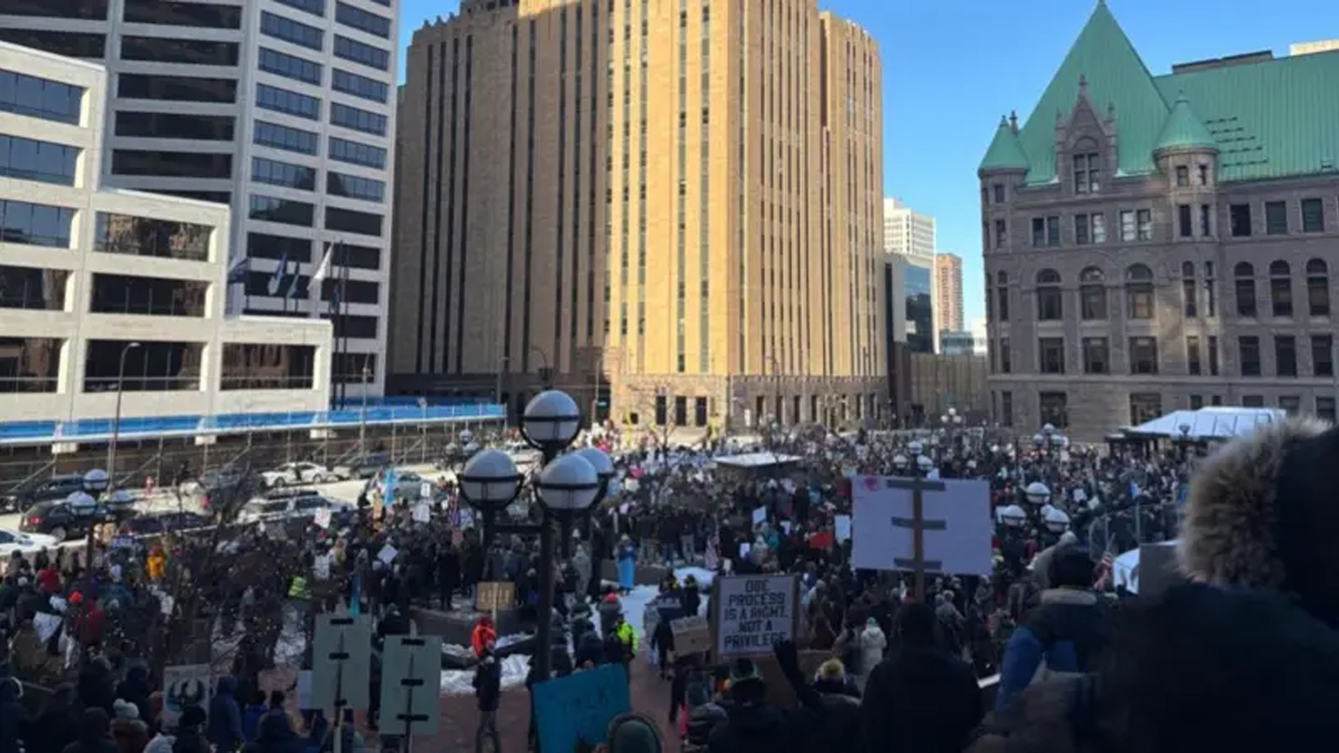 বিক্ষোভে উত্তাল যুক্তরাষ্ট্রের মিনেসোটা, এজেন্টদের সরানোর দাবি গভর্নরের