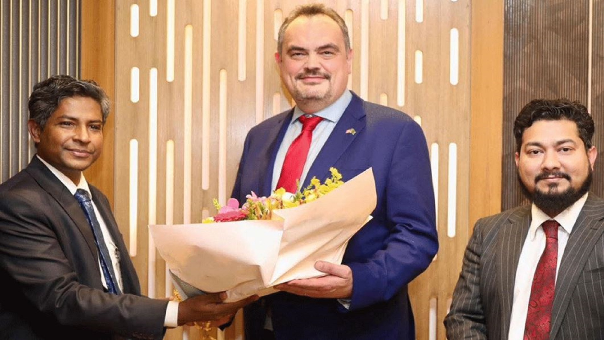 ঢাকায় পৌঁছালেন নতুন মার্কিন রাষ্ট্রদূত ক্রিস্টেনসেন