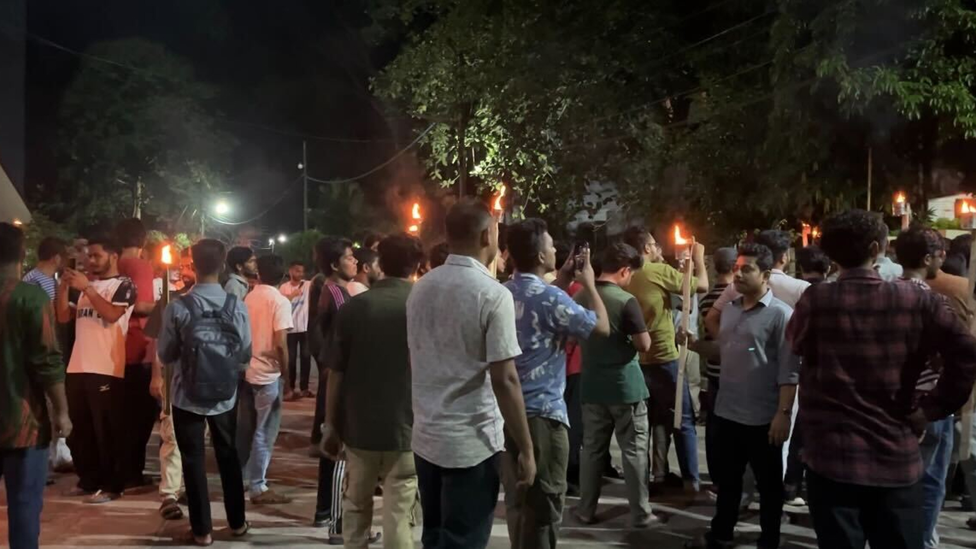 ‘ব্যর্থ প্রশাসনের’ পদত্যাগের দাবিতে চবি ছাত্রদলের মশাল মিছিল