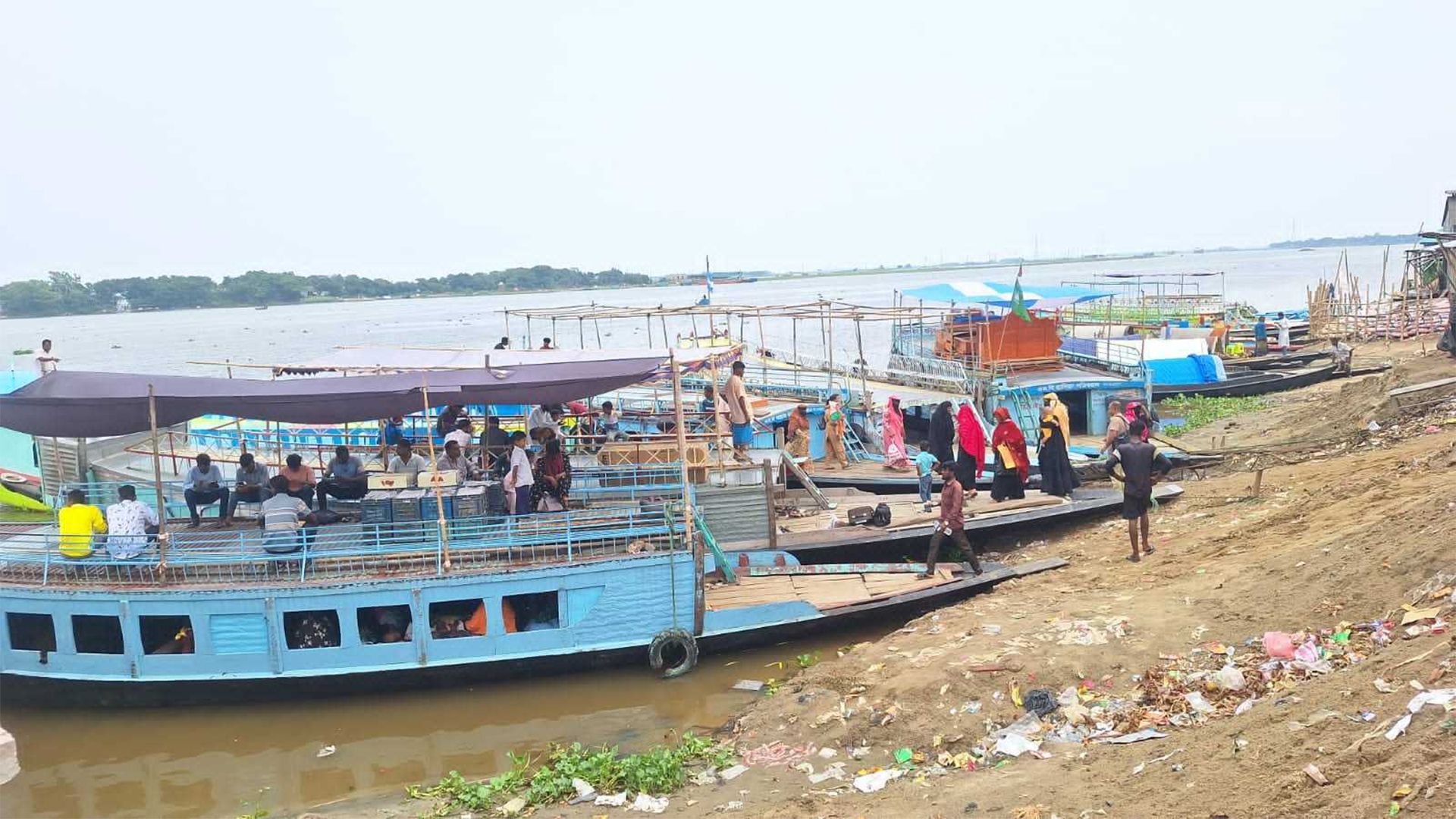 কিশোরগঞ্জের হাওরে পর্যটকবাহী ট্রলারে ডাকাতি, ৪০ যাত্রীর মালা
