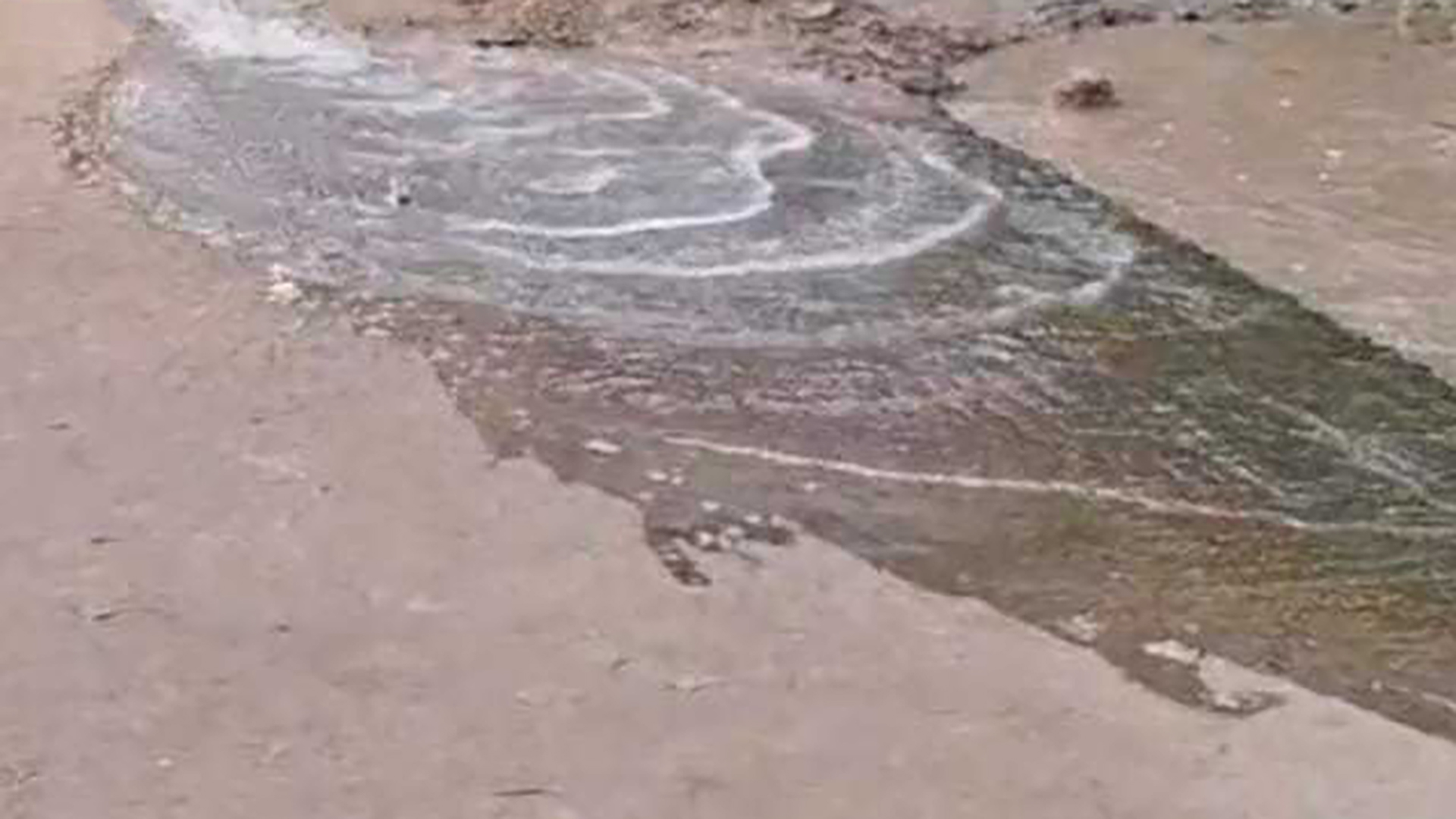 রহস্যজনকভাবে উত্তপ্ত হচ্ছে মাটি, আতঙ্ক!
