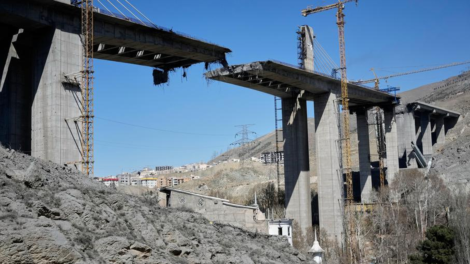 ইরানের গুরুত্বপূর্ণ সেতুগুলো ধ্বংসের হুমকি নিয়ে আন্তর্জাতিক পর্যবেক্ষকদের উদ্বেগ