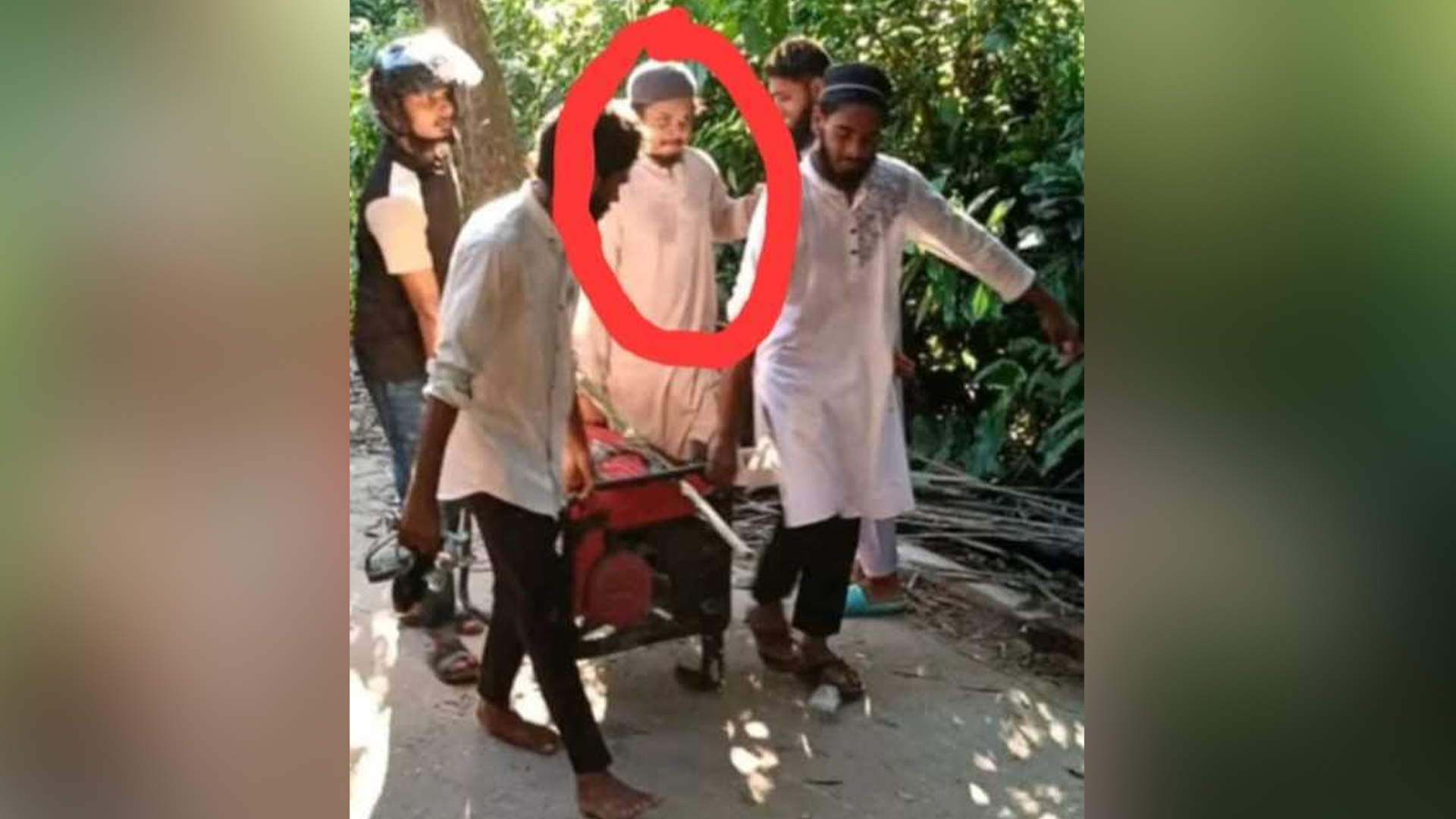 নুরাল পাগলার দরবার থেকে জেনারেটর চুরি করে নিচ্ছে যাচ্ছে মিজানুর রহমান। ফাইল ছবি