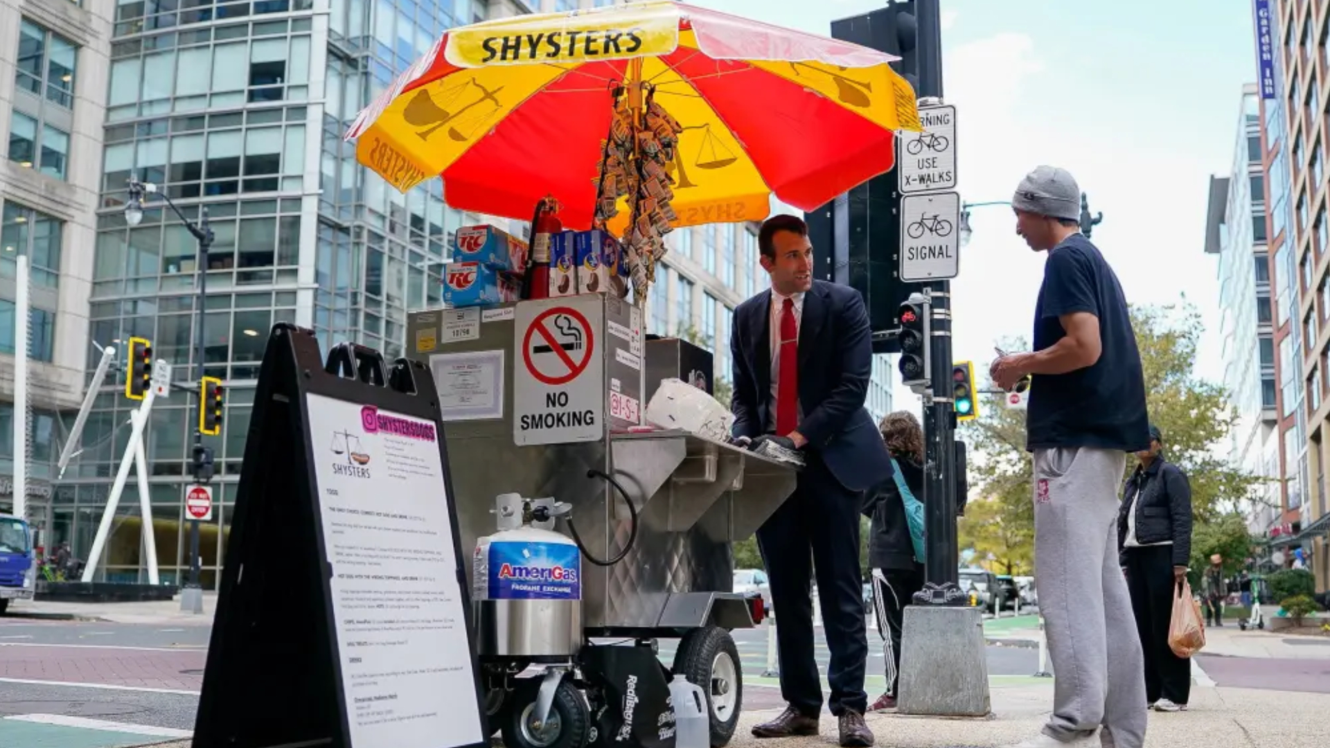 যুক্তরাষ্ট্রে শাটডাউন: ফুটপাতে খাবার বিক্রি করছেন সরকারি আইনজীবী!