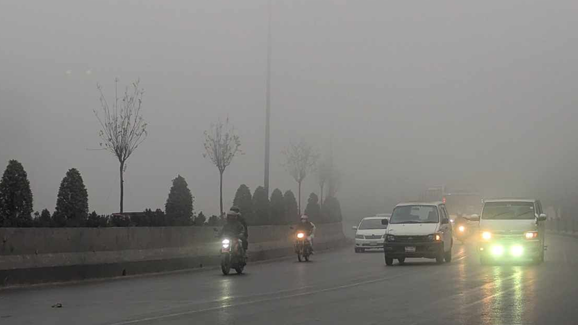 সকাল সাড়ে ৭টার দিকে যানবাহনগুলোকে হেডলাইট জ্বালিয়ে সড়কে চলাচল করতে দেখা গেছে। ছবি: সময় সংবাদ