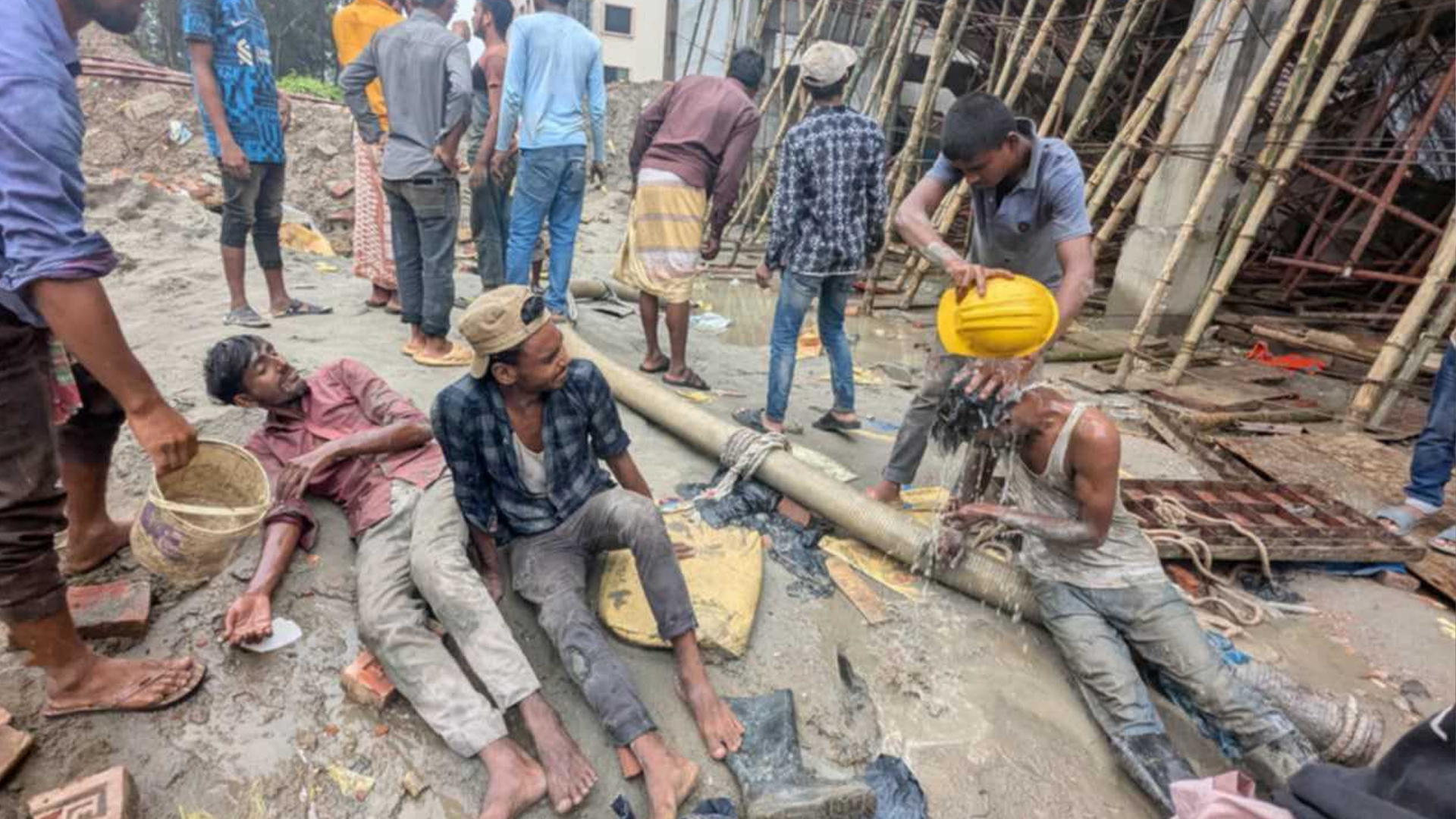 কবি নজরুল বিশ্ববিদ্যালয়ে ধসে পড়ল নির্মাণাধীন ছাদ, আহত ১১