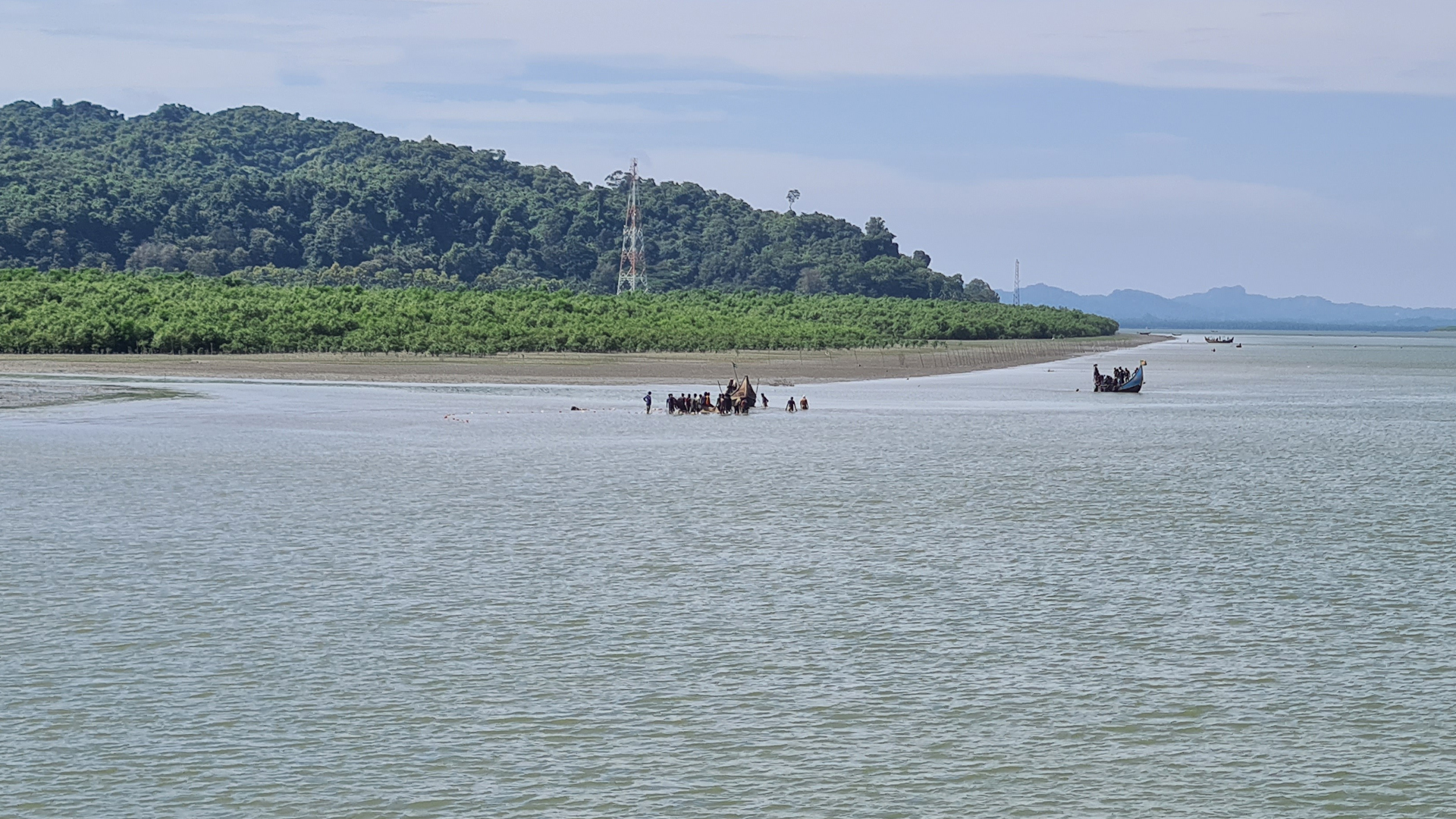 ট্রলারসহ ১৩ জেলেকে ধরে নিয়ে গেল আরাকান আর্মি