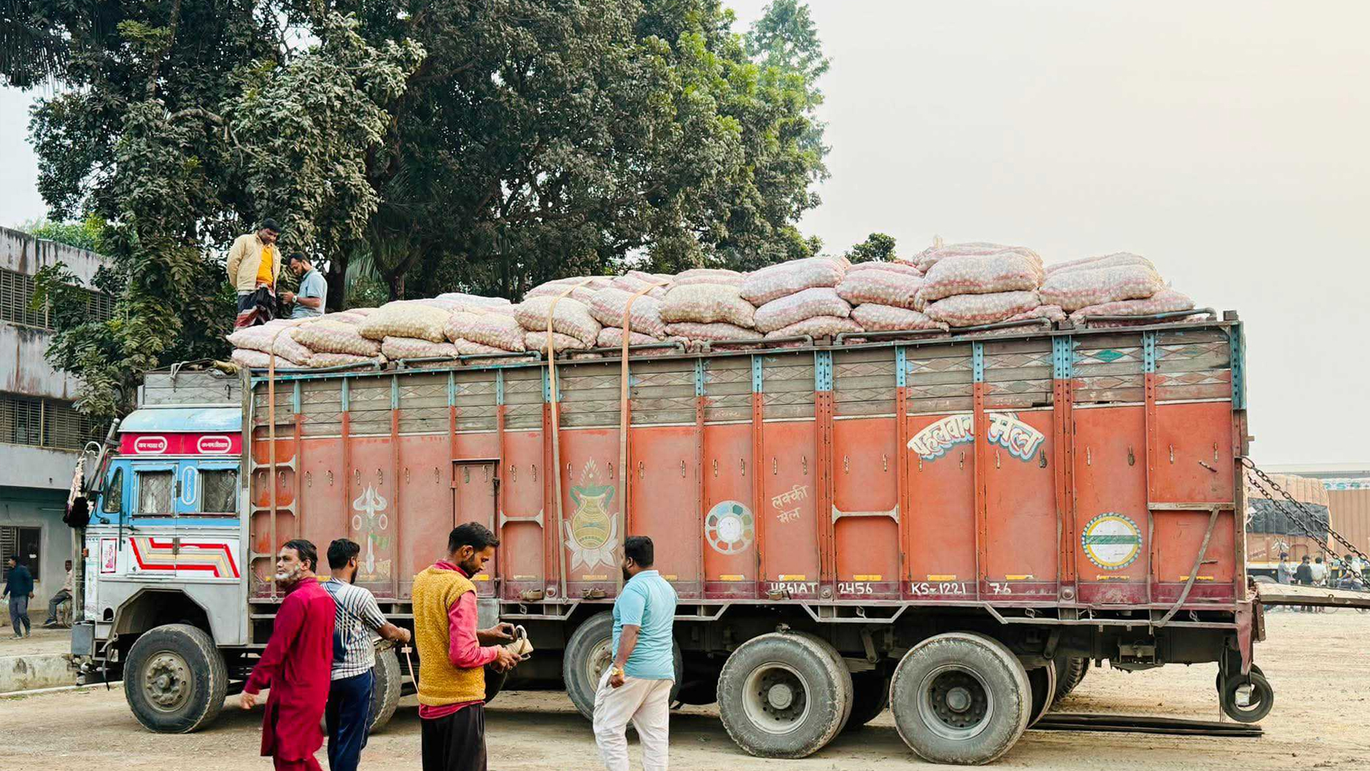 কেজিতে ৪০ টাকা কমলো পেঁয়াজের দাম