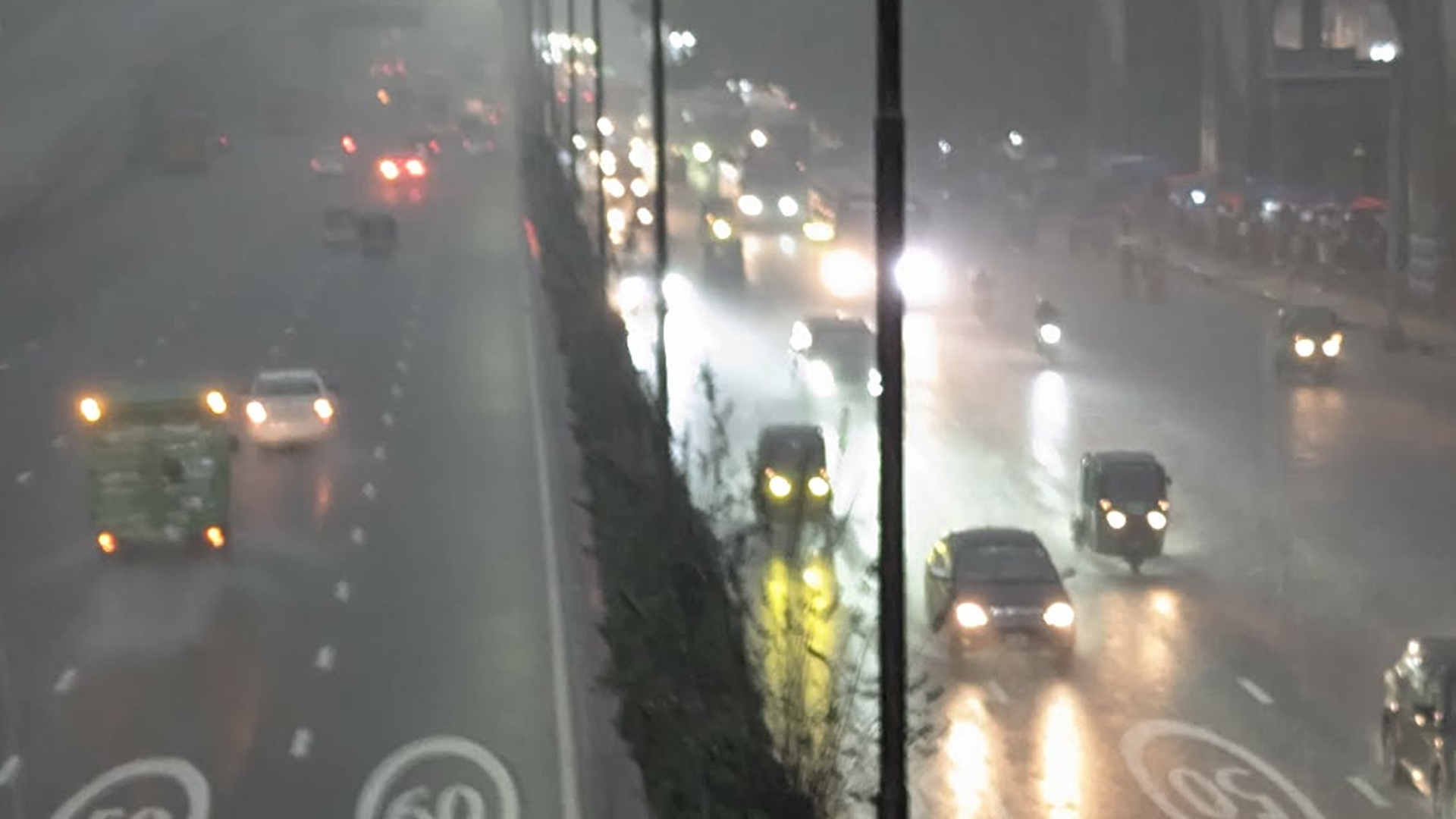 রাজধানীতে ঝুম বৃষ্টি, নেমে এলো অন্ধকার