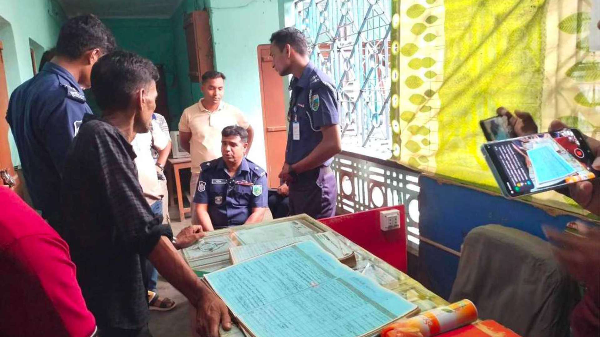 আবাসিক হোটেলে তরুণীর গলাকাটা মরদেহ, লাপাত্তা মালিক-কর্মচারী