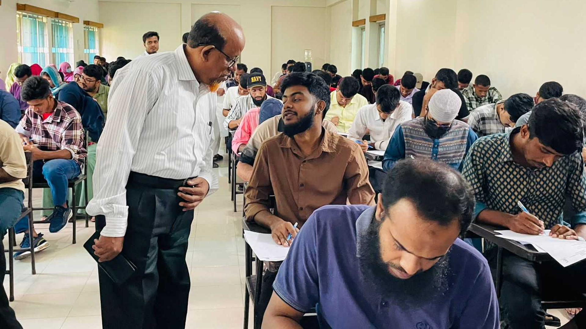 ফ্রিল্যান্সিং প্রশিক্ষণের লিখিত পরীক্ষা শুক্রবার, প্রতি আসনে লড়ছেন ১৩ জন