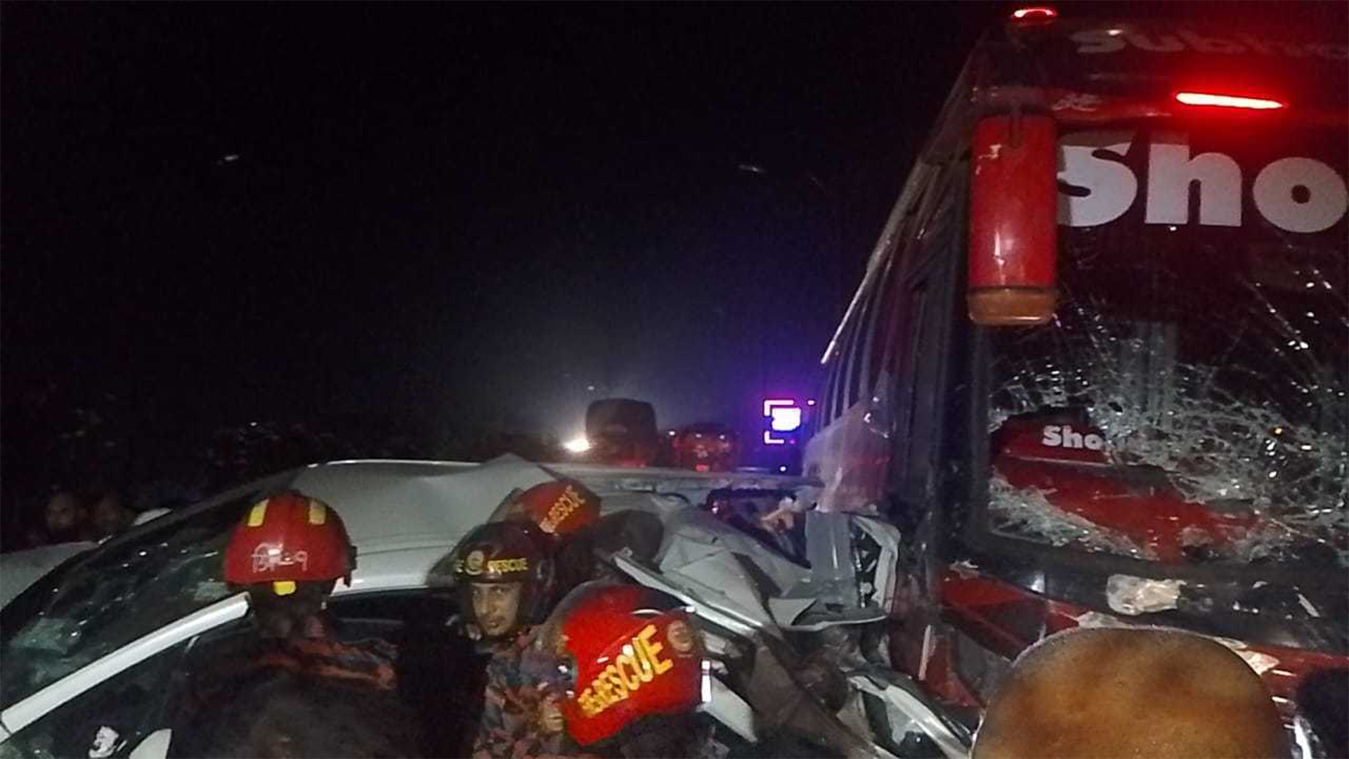 পথচারীকে চাপা দিয়ে পালানোর সময় ৪ গাড়িতে ধাক্কা সোহাগ পরিবহনের, আহত ১০