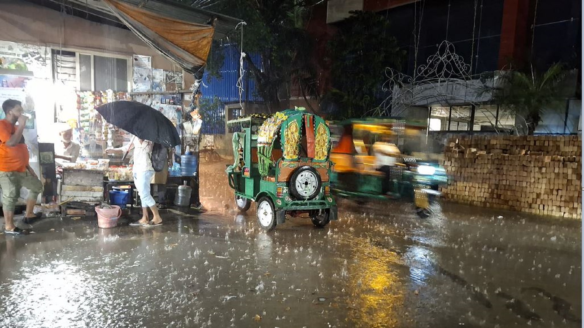 ঢাকায় ঝড়ো হাওয়ার সঙ্গে বজ্রসহ বৃষ্টি