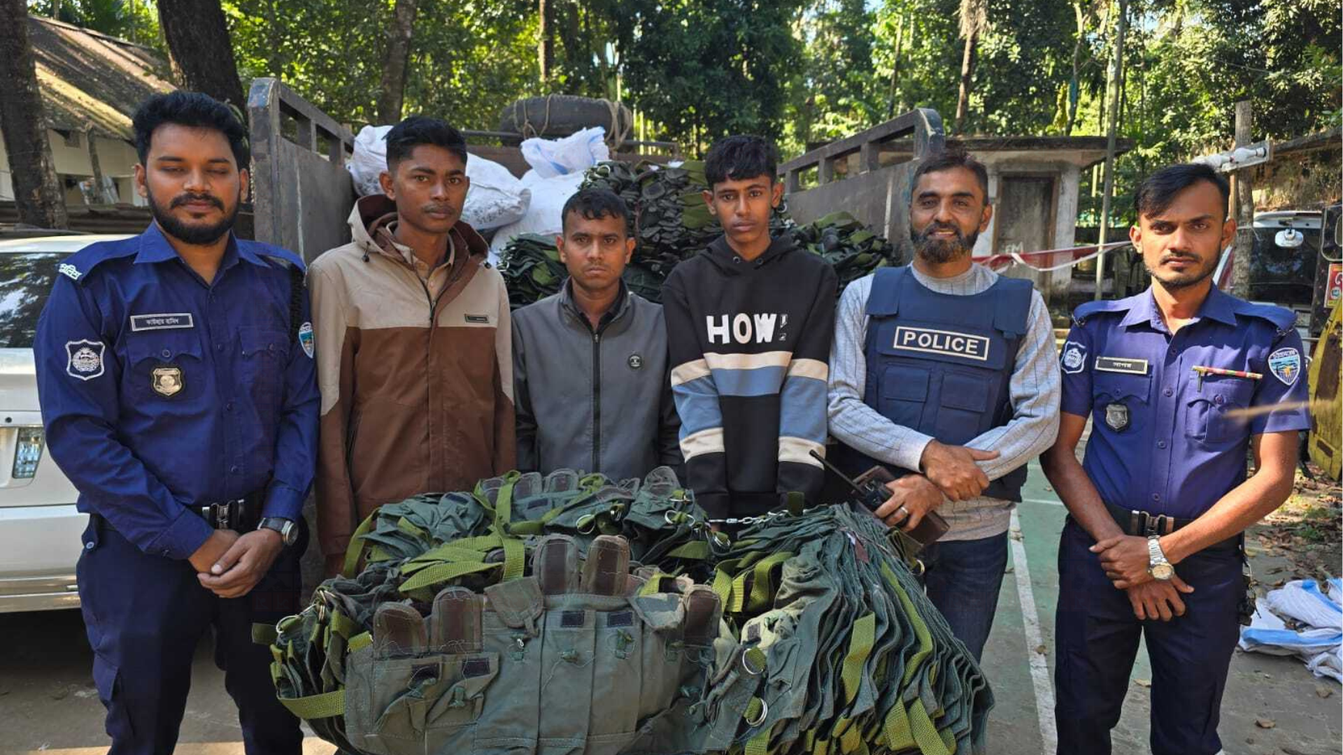 আরাকান আর্মির কাছে অস্ত্রের সরঞ্জাম পাচারের সময় ৩ যুবক আটক - Bangla24.Top