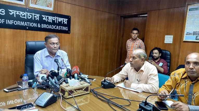 সচিবালয়ে নিজ মন্ত্রণালয়ে সমসাময়িক নানা ইস্যুতে সাংবাদিকদের সাথে আলাপ করছেন তথ্যমন্ত্রী। পুরনো ছবি।