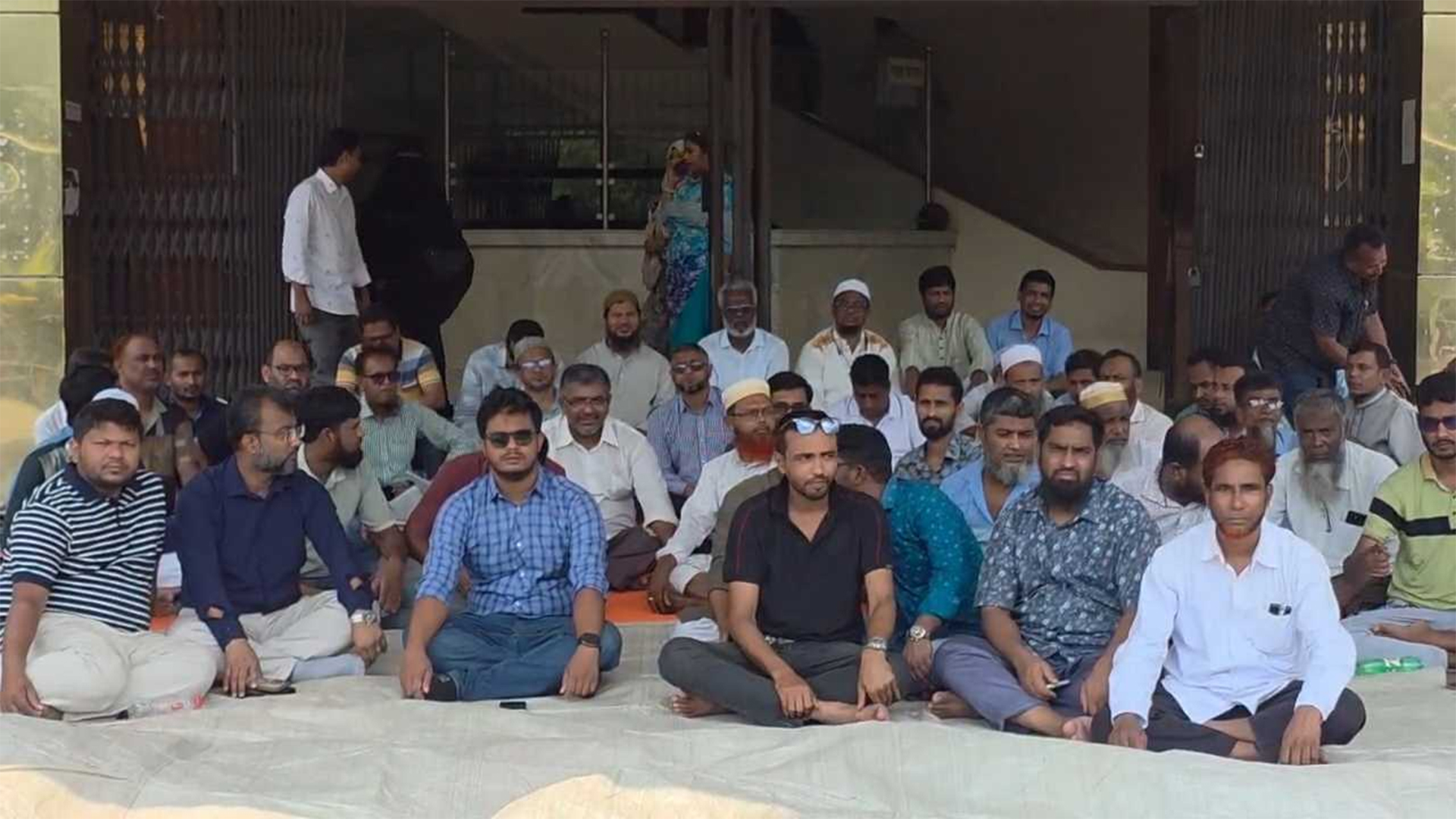 পবিপ্রবিতে ভিসি অপসারণ দাবিতে তৃতীয় দিনের কর্মবিরতি, প্রশাসনিক ভবনের সামনে অবস্থান