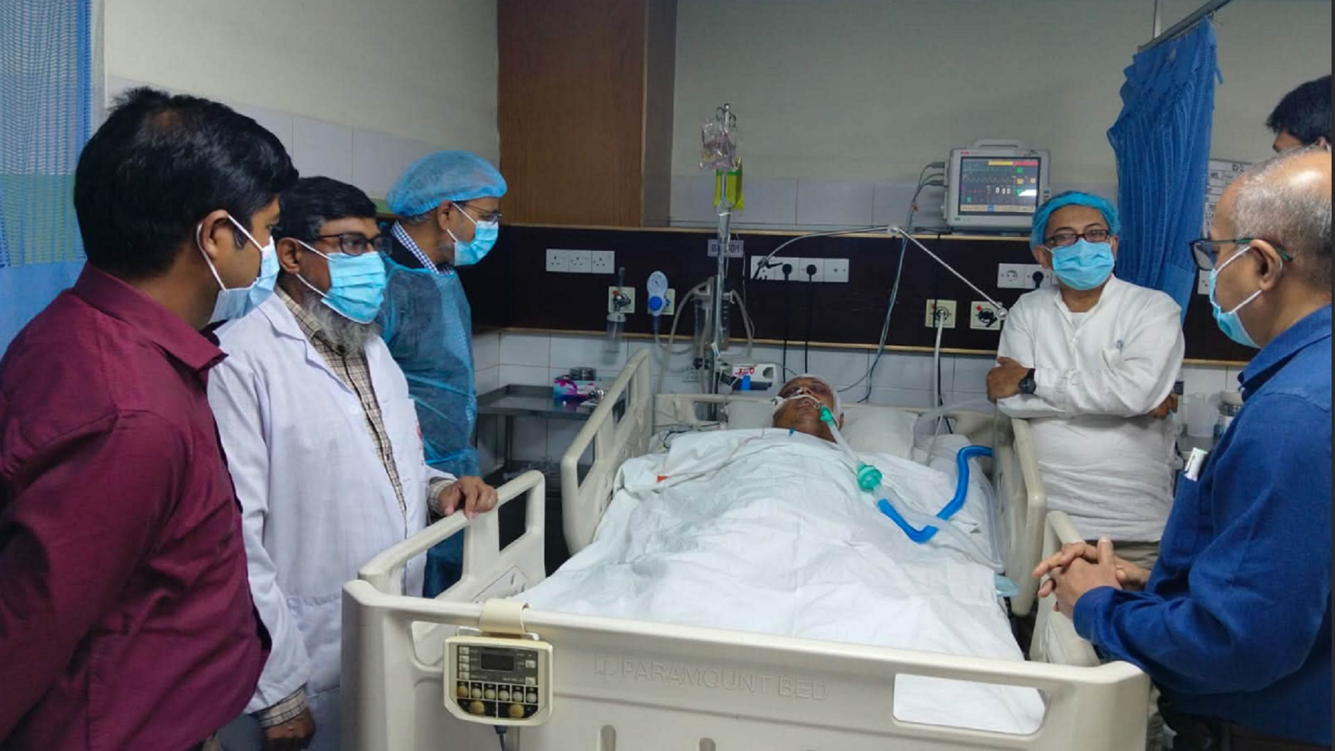 আহত স্বাস্থ্য কর্মকর্তাকে দেখতে হাসপাতালে গেলেন বিএনপি নেতা ডা. রফিক