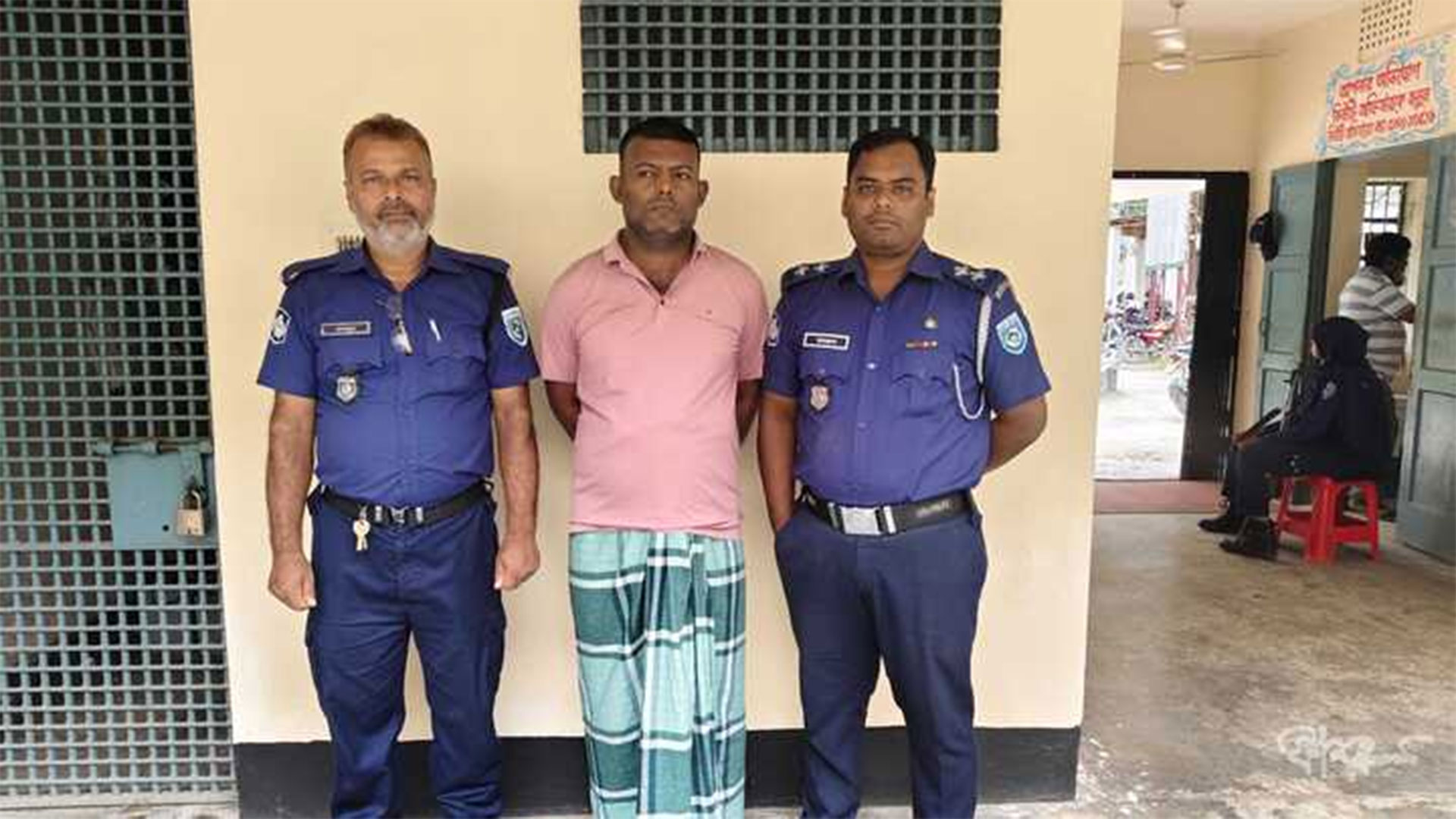 একাধিক পরিচয়ে প্রতারণা, অবশেষে শ্বশুরবাড়ি থেকে ধরা