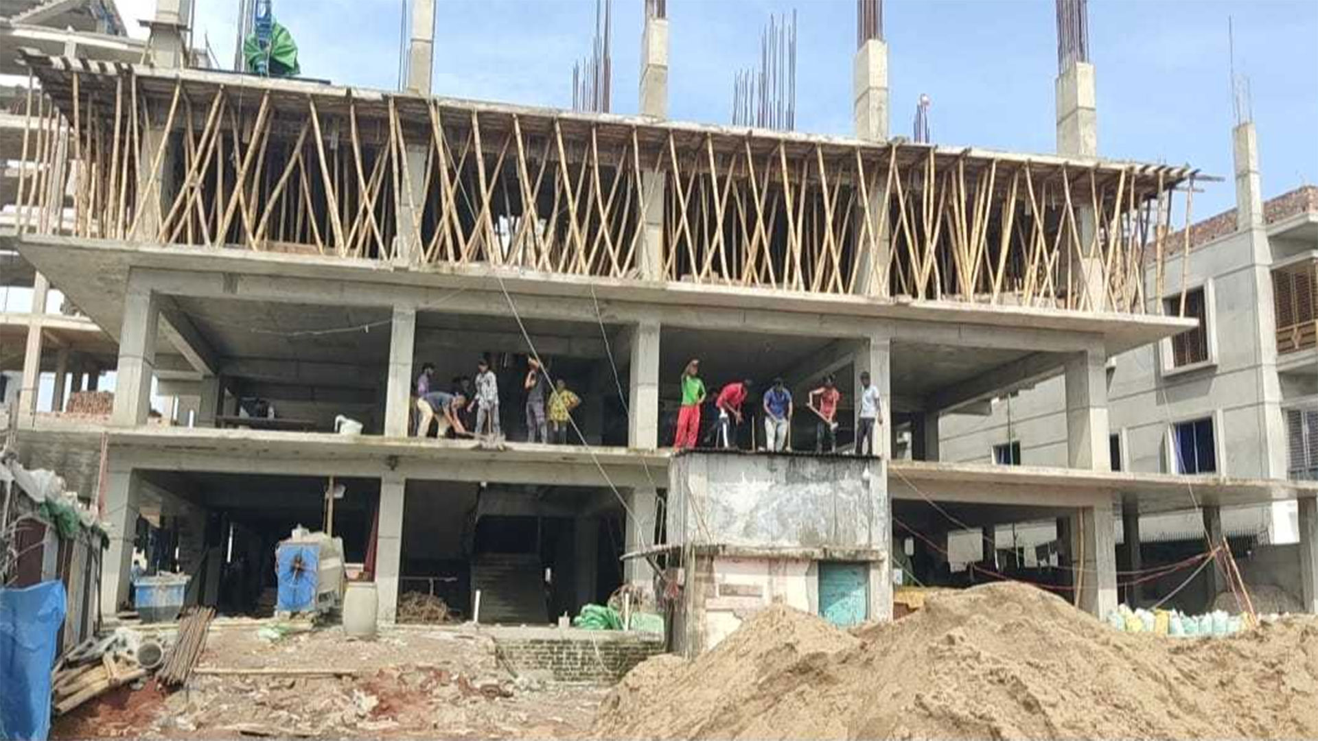 ফতুল্লায় নকশাবহির্ভূত পাঁচ ভবনের নির্মাণ কাজ বন্ধ ও জরিমানা