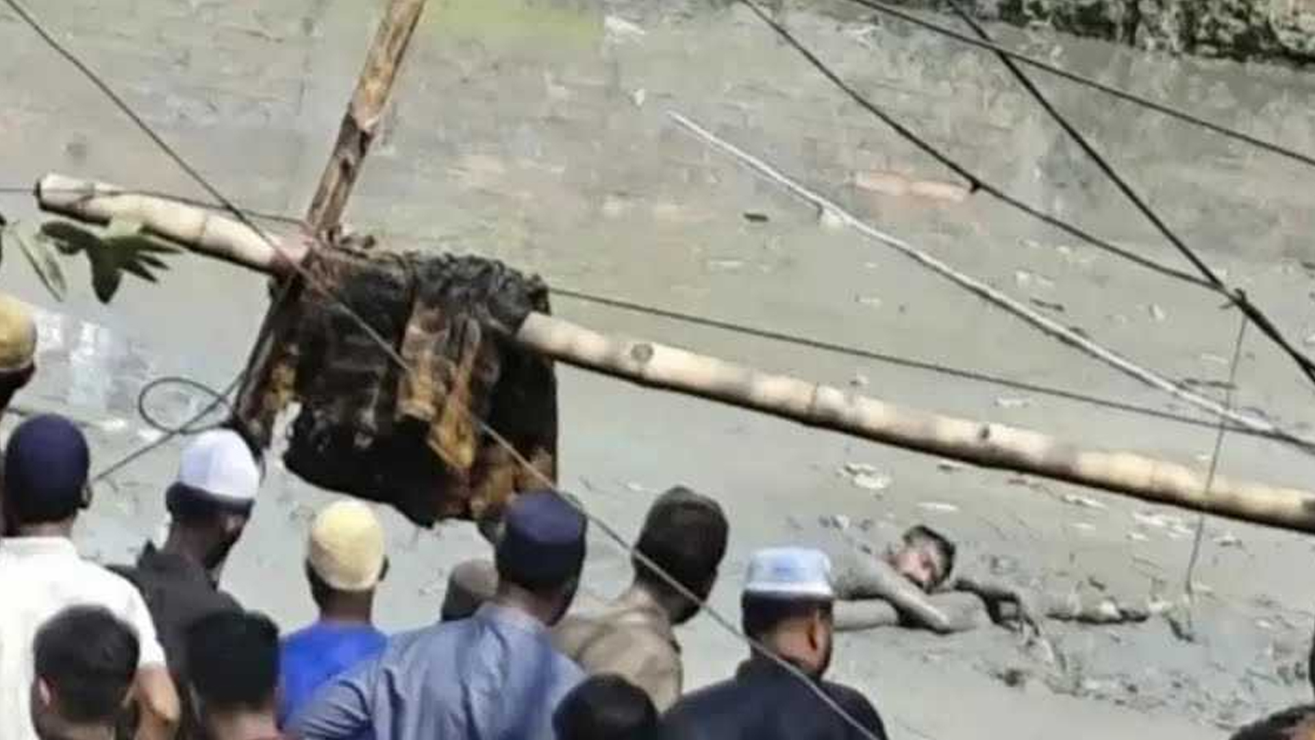 গ্রেফতার এড়াতে ডোবায় লাফ দিয়ে আত্মহত্যার হুমকি, ৫ ঘণ্টা পর উদ্ধার যুবক