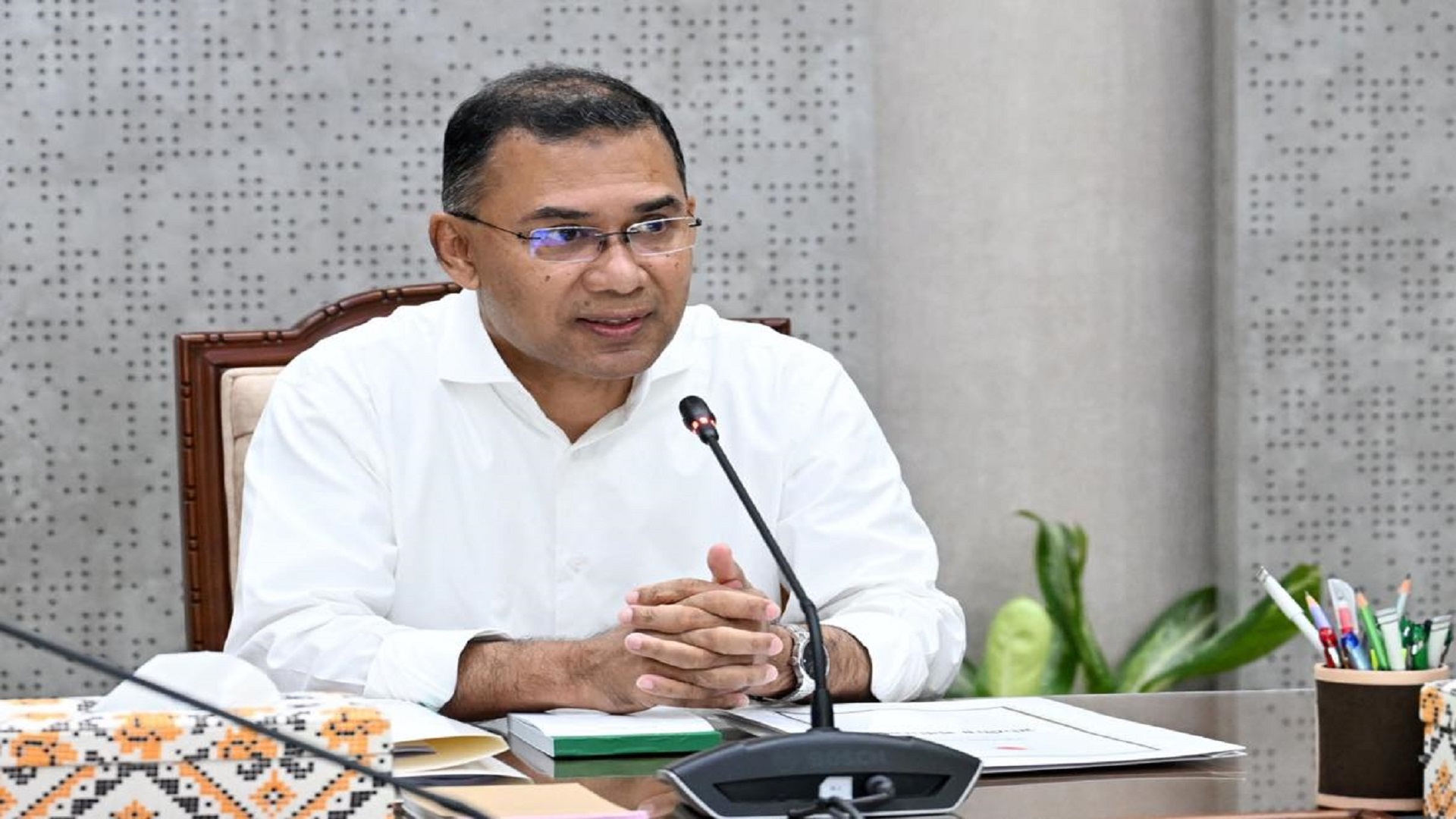 টানা ১১ ঘণ্টা অফিস করলেন প্রধানমন্ত্রী