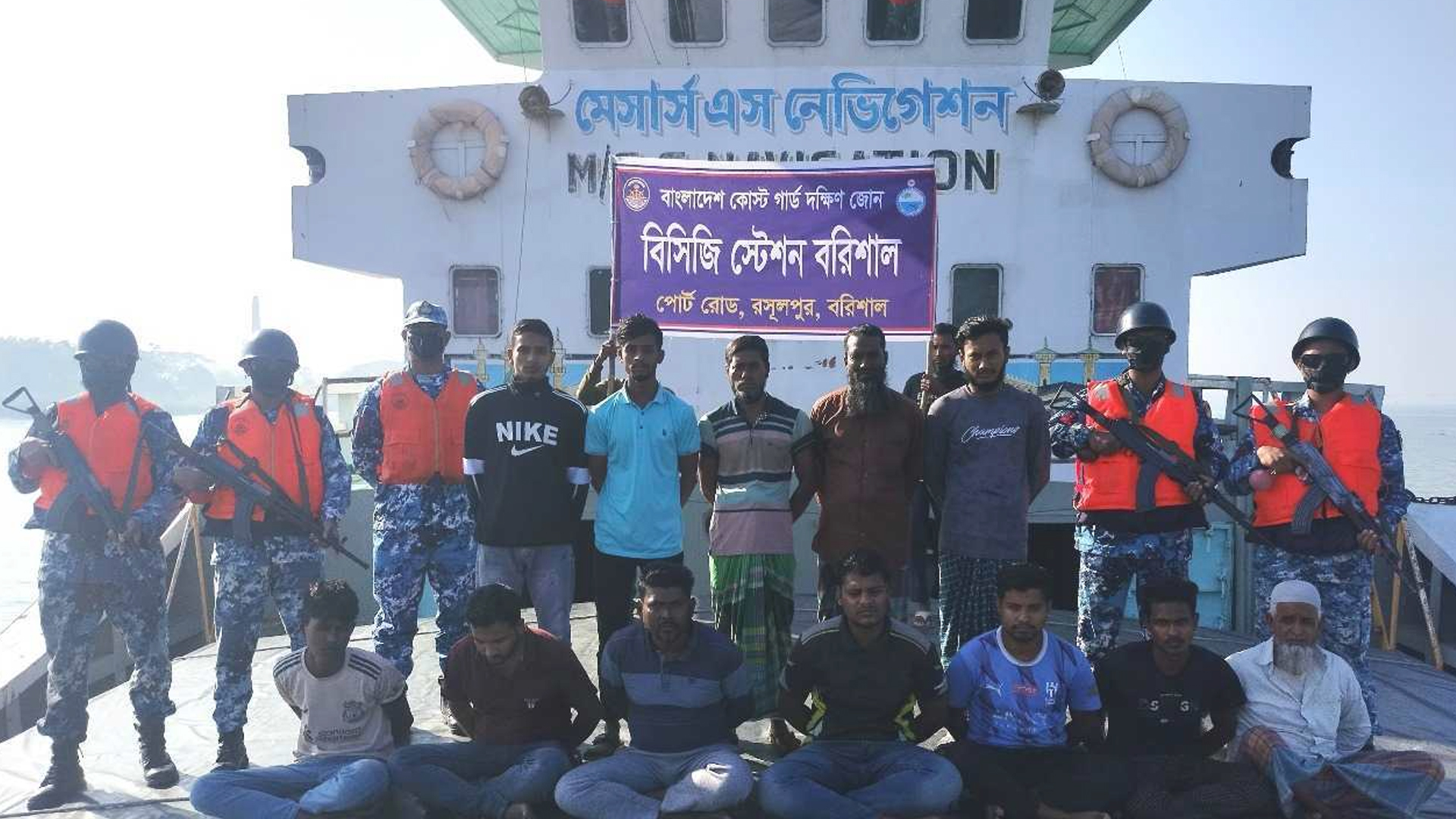 মোংলায় বিদেশি জাহাজ থেকে চুরি হওয়া কয়লা উদ্ধার, আটক ১২