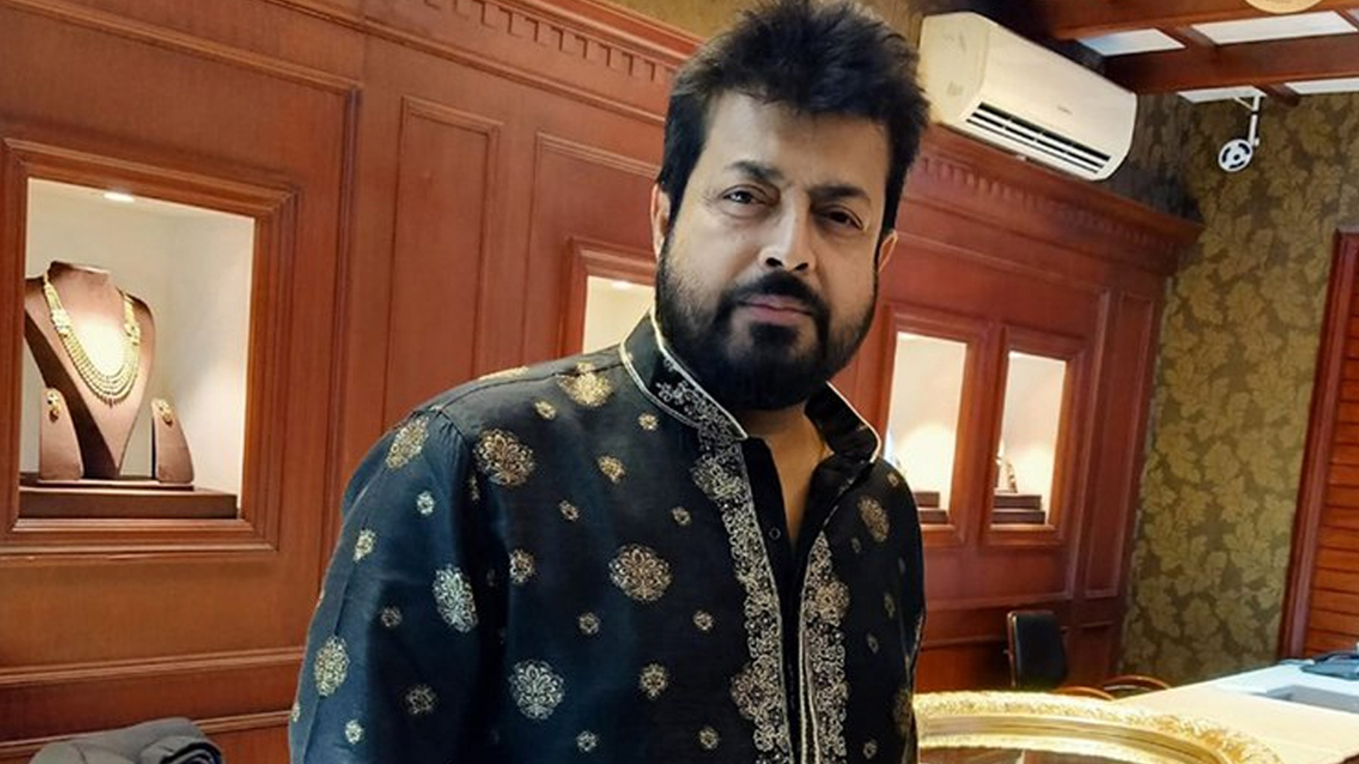কাকে ‘ফকিন্নির বাচ্চা’ বললেন ওমর সানী?