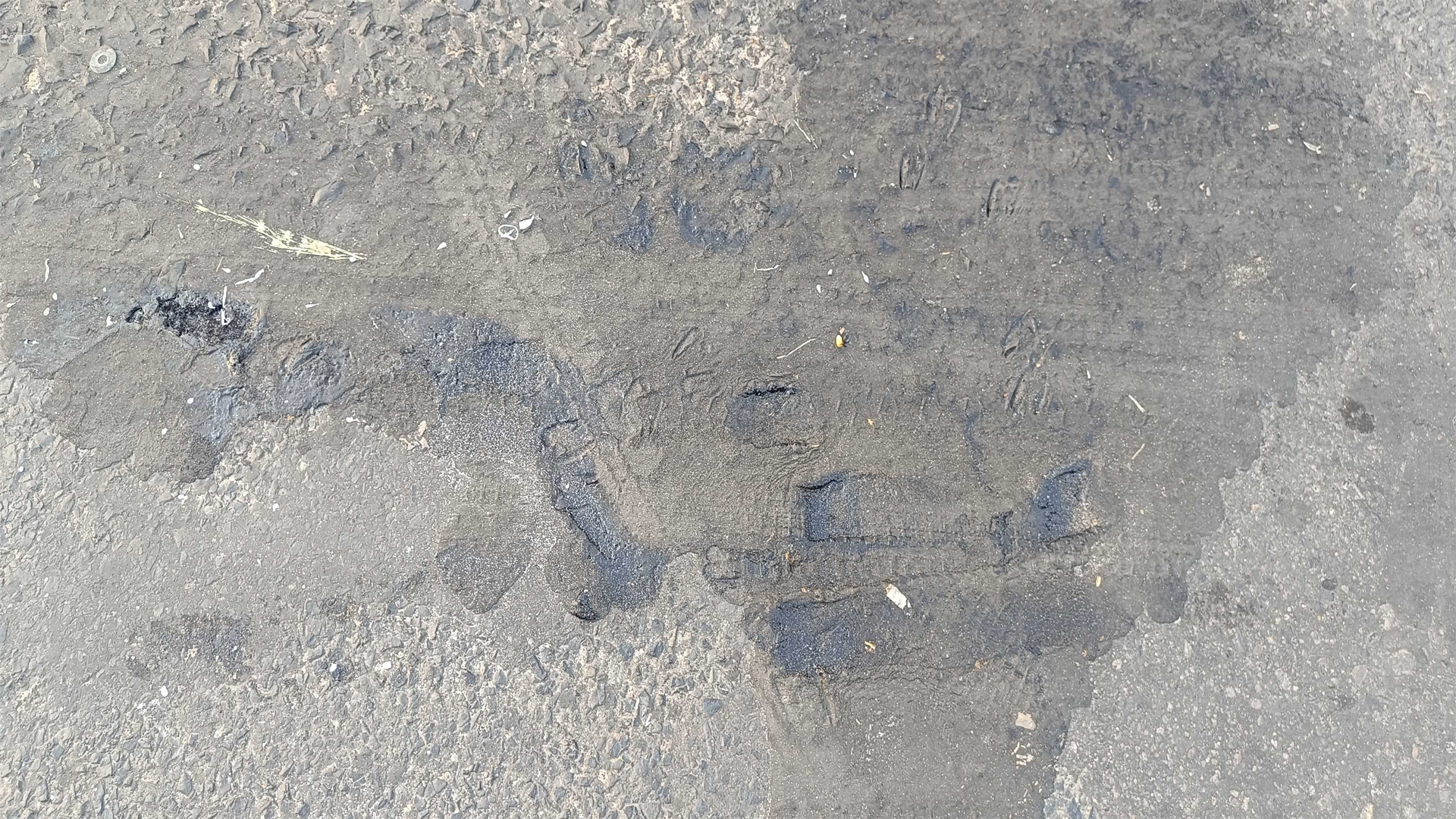 চুয়াডাঙ্গায় তীব্র গরমে গলে যাচ্ছে রাস্তার পিচ