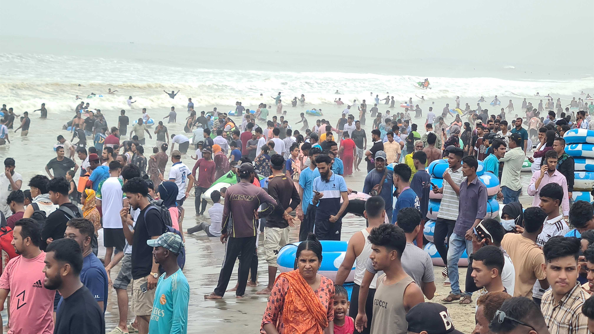 ছুটি শেষ হলেও থামেনি নীল জলের ছোঁয়ায় ঈদ উৎসব