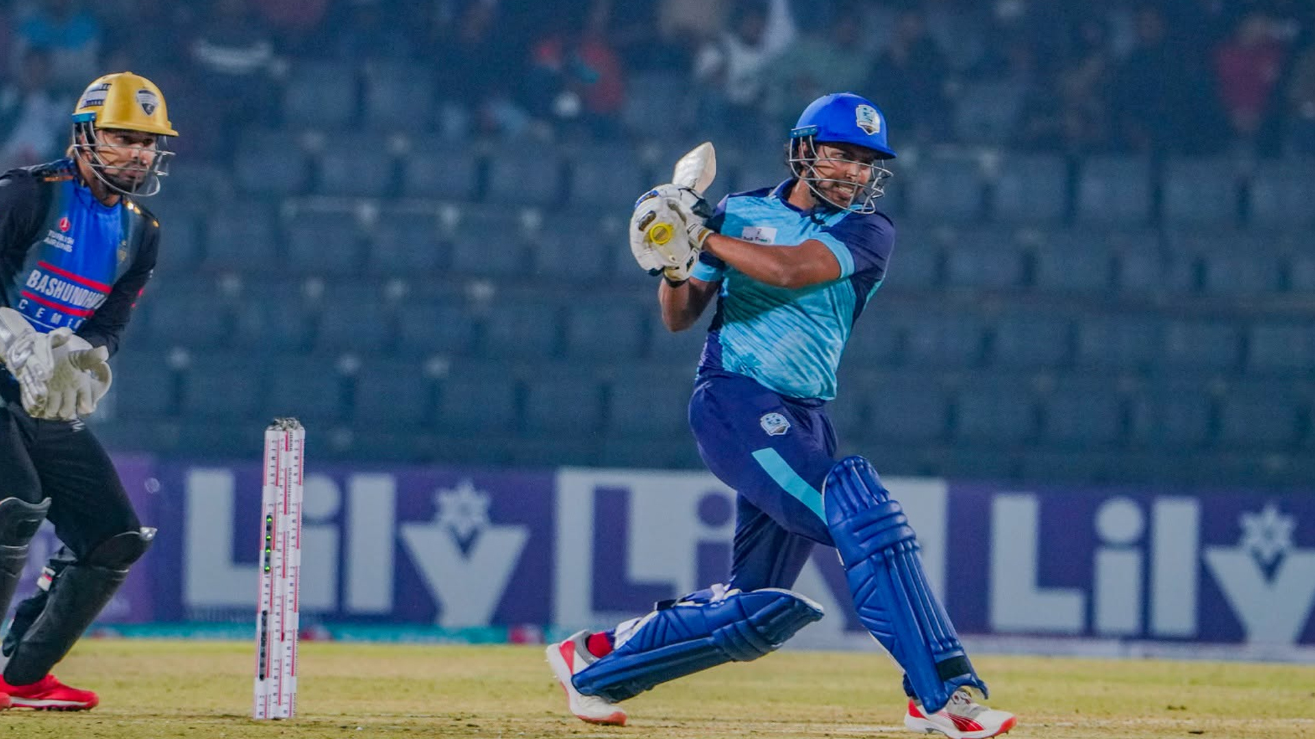 মৃত্যুঞ্জয়ের হ্যাটট্রিকে দেড়শর আগেই অলআউট নোয়াখালী