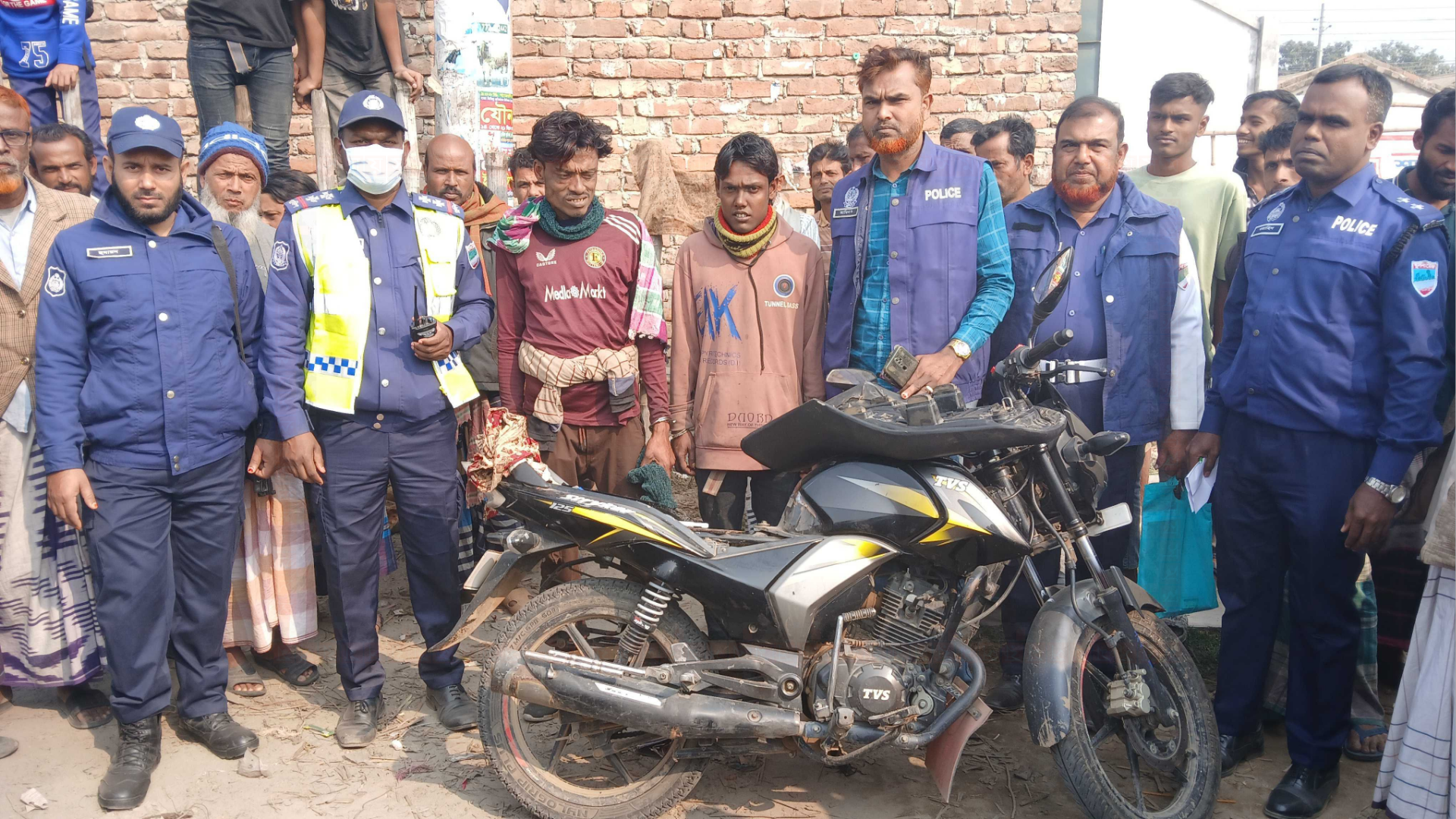 চুয়াডাঙ্গায় মোটরসাইকেল তল্লাশিতে মিলল চাপাতি ও গিয়ার, আটক ২