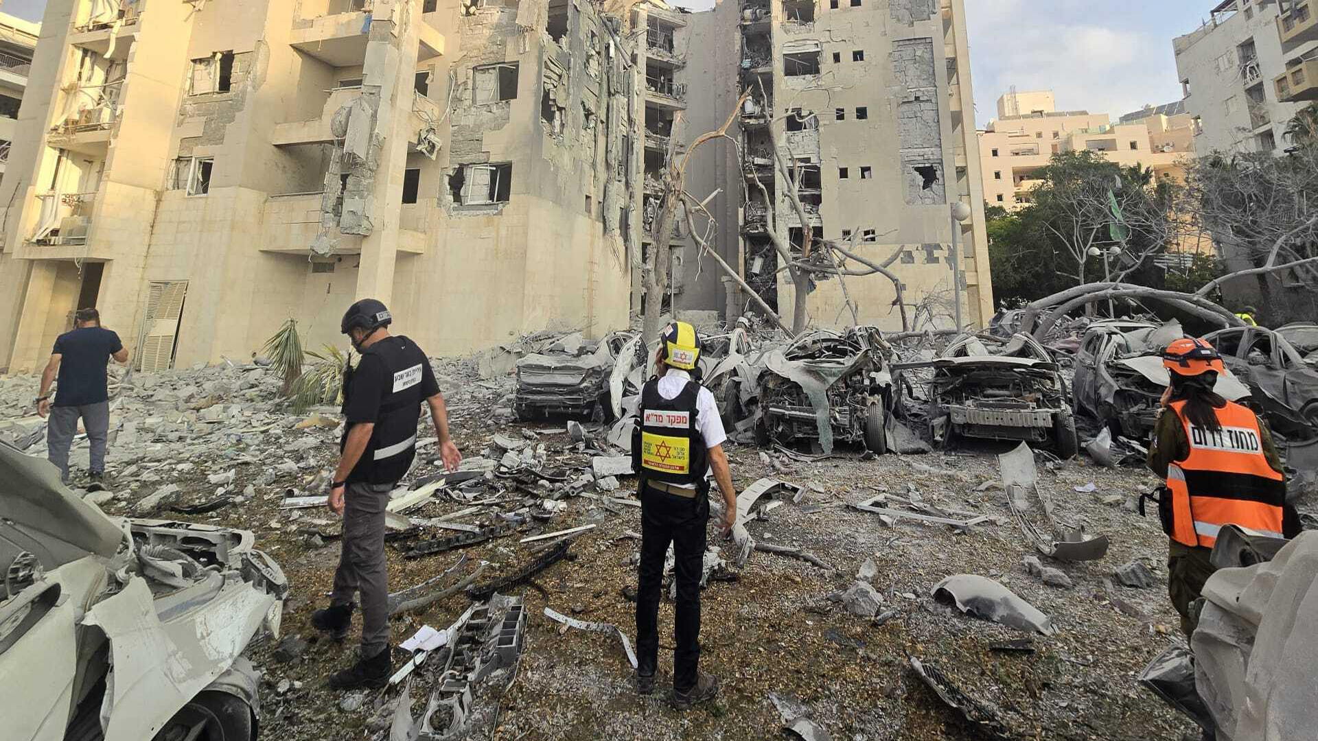 Bir yigit ozining mushuk videosini tanlaydi