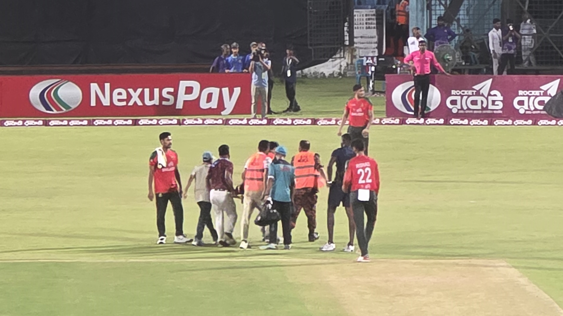 স্ট্রেচারে করে মাঠ ছাড়লেন সোহান