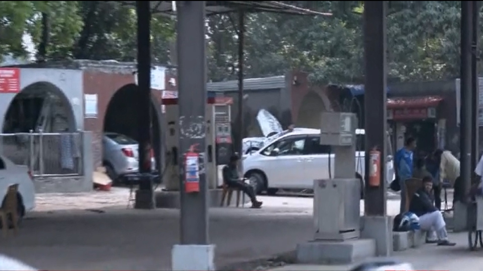 জ্বালানি তেলের অপেক্ষায় আজও চালকদের ভিড়, রাজধানীতে বন্ধ বেশ কয়েকটি পাম্প