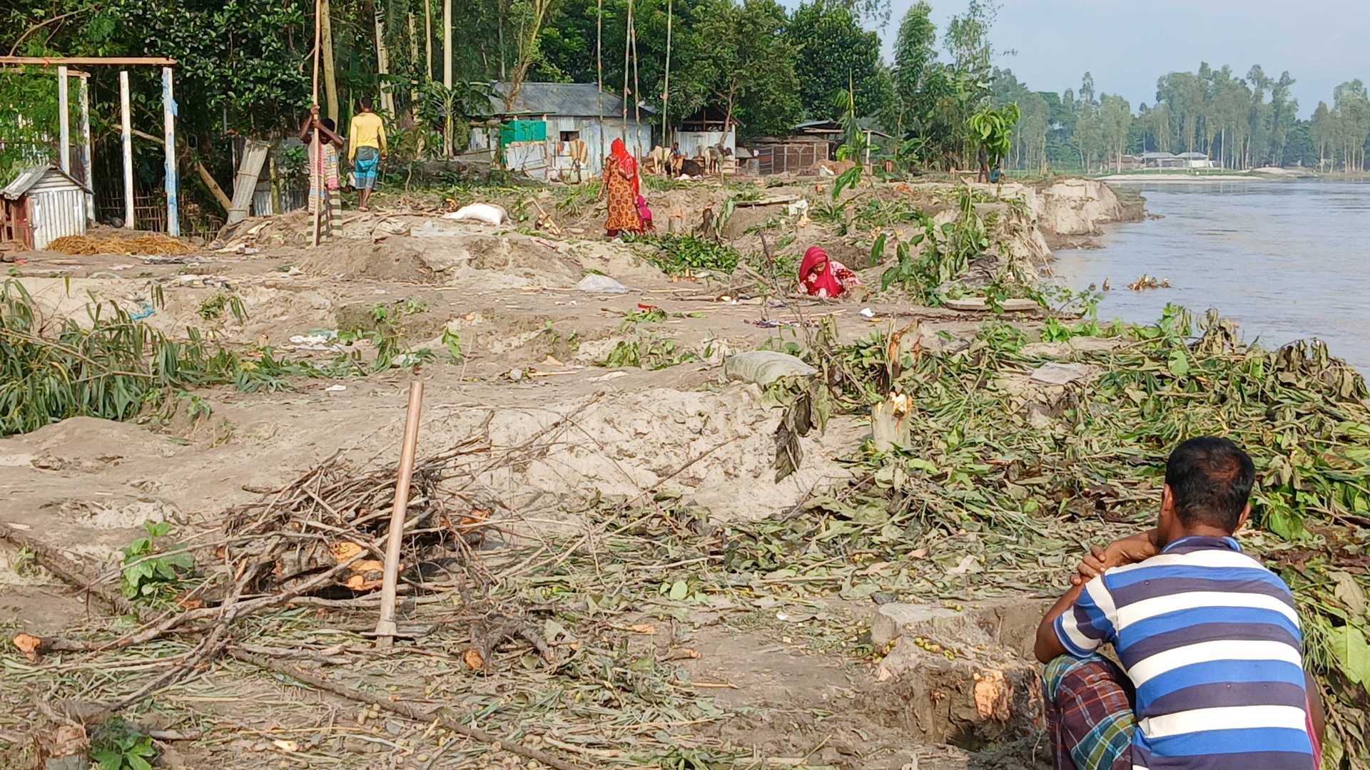 বর্ষা শেষ হলেও কুড়িগ্রামে থামছে না ভাঙন, দিশেহারা নদীপাড়ের মানুষ