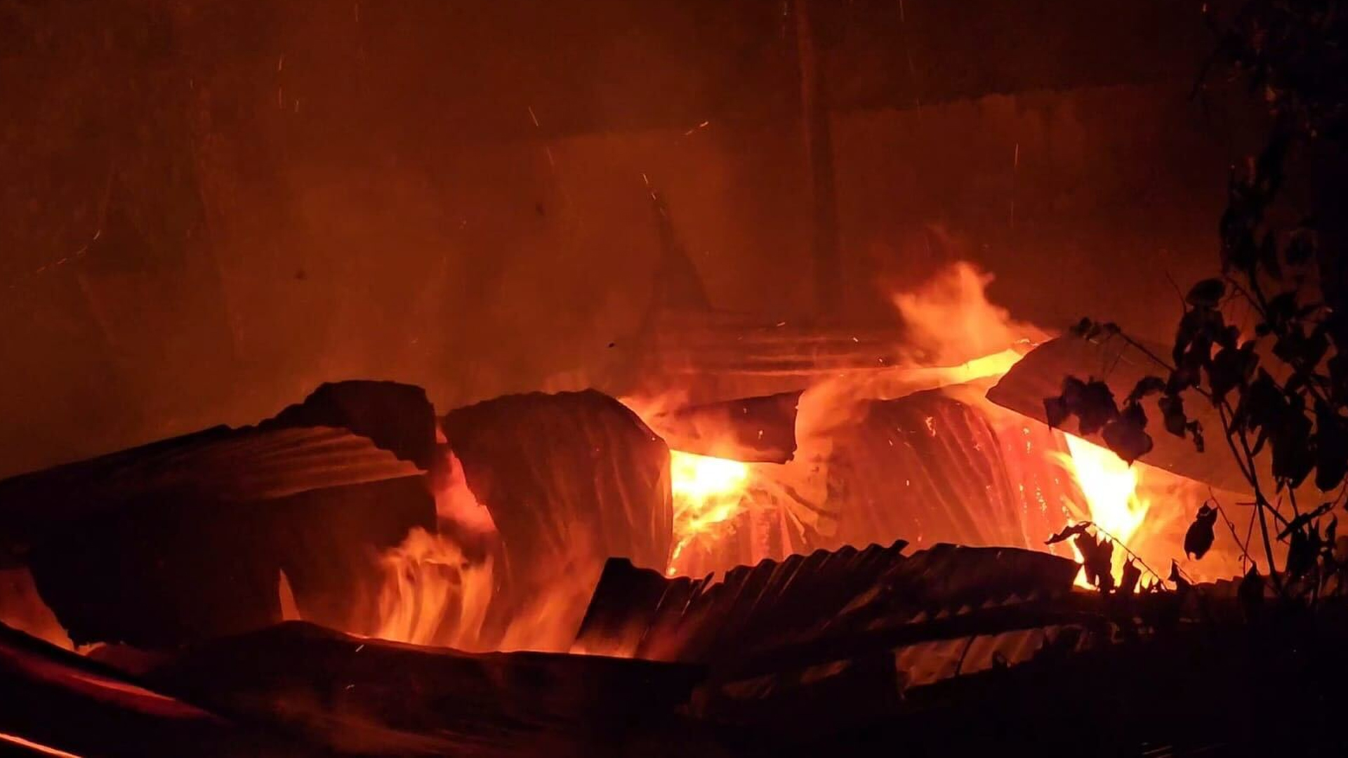 নেত্রকোনায় আগুনে পুড়ল ২ ঘর, আহত বৃদ্ধা