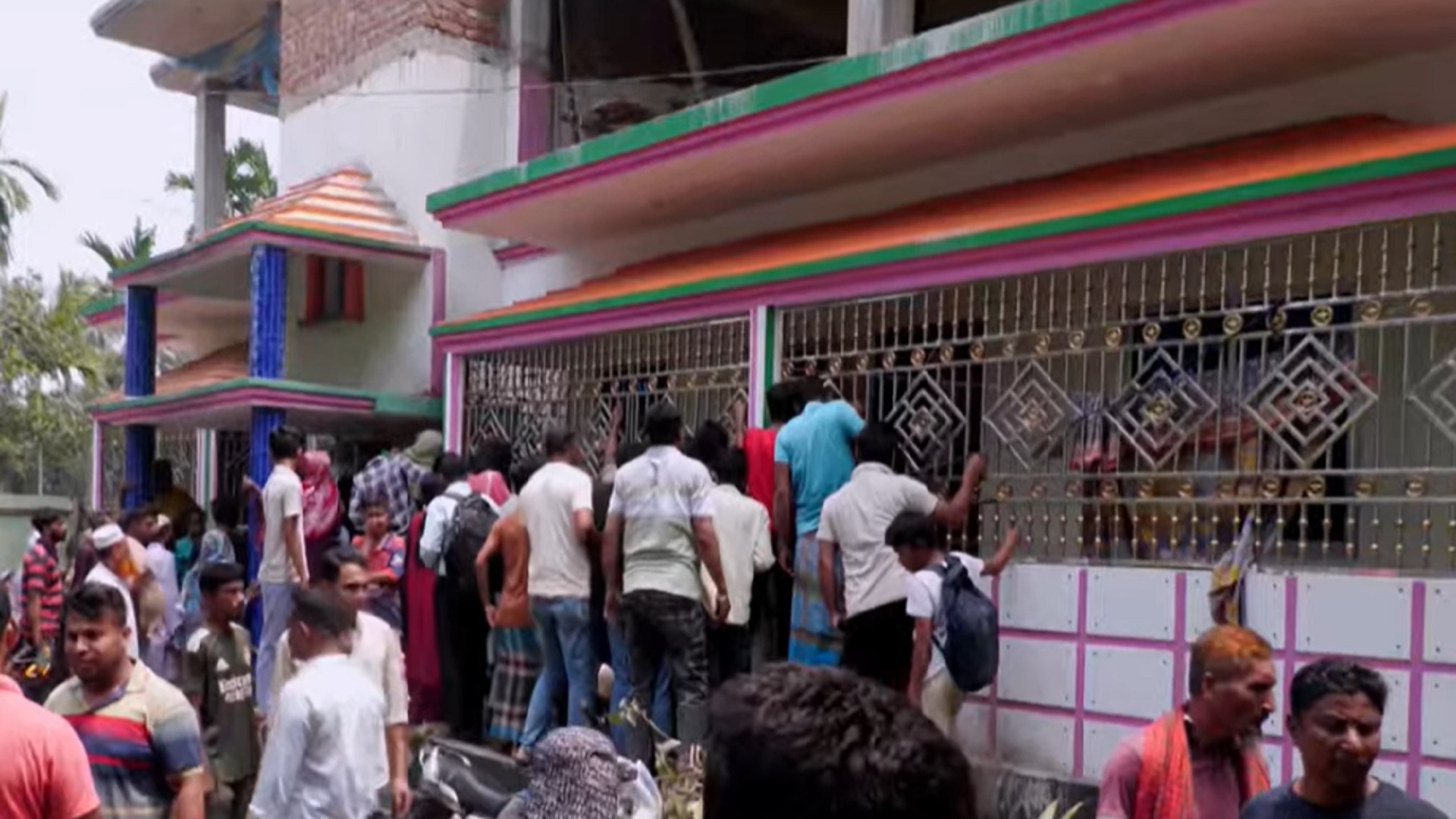 গাজীপুরে ৫ খুন: ডিসির মানবিকতায় স্বজনদের কাছে ফিরল নিথর দেহগুলো