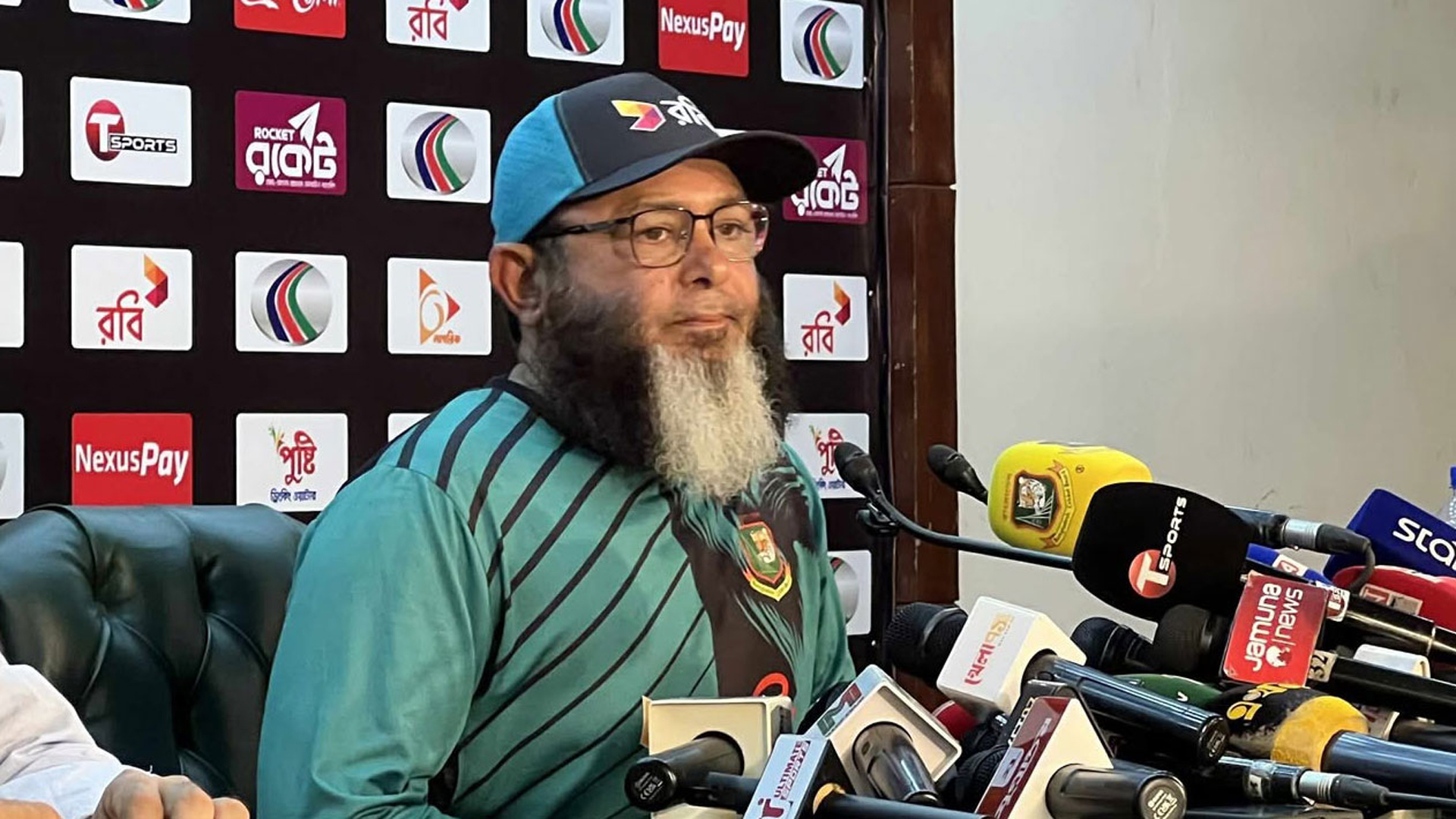 মিরপুরের চেয়েও বাজে পিচের নাম জানালেন মুশতাক আহমেদ