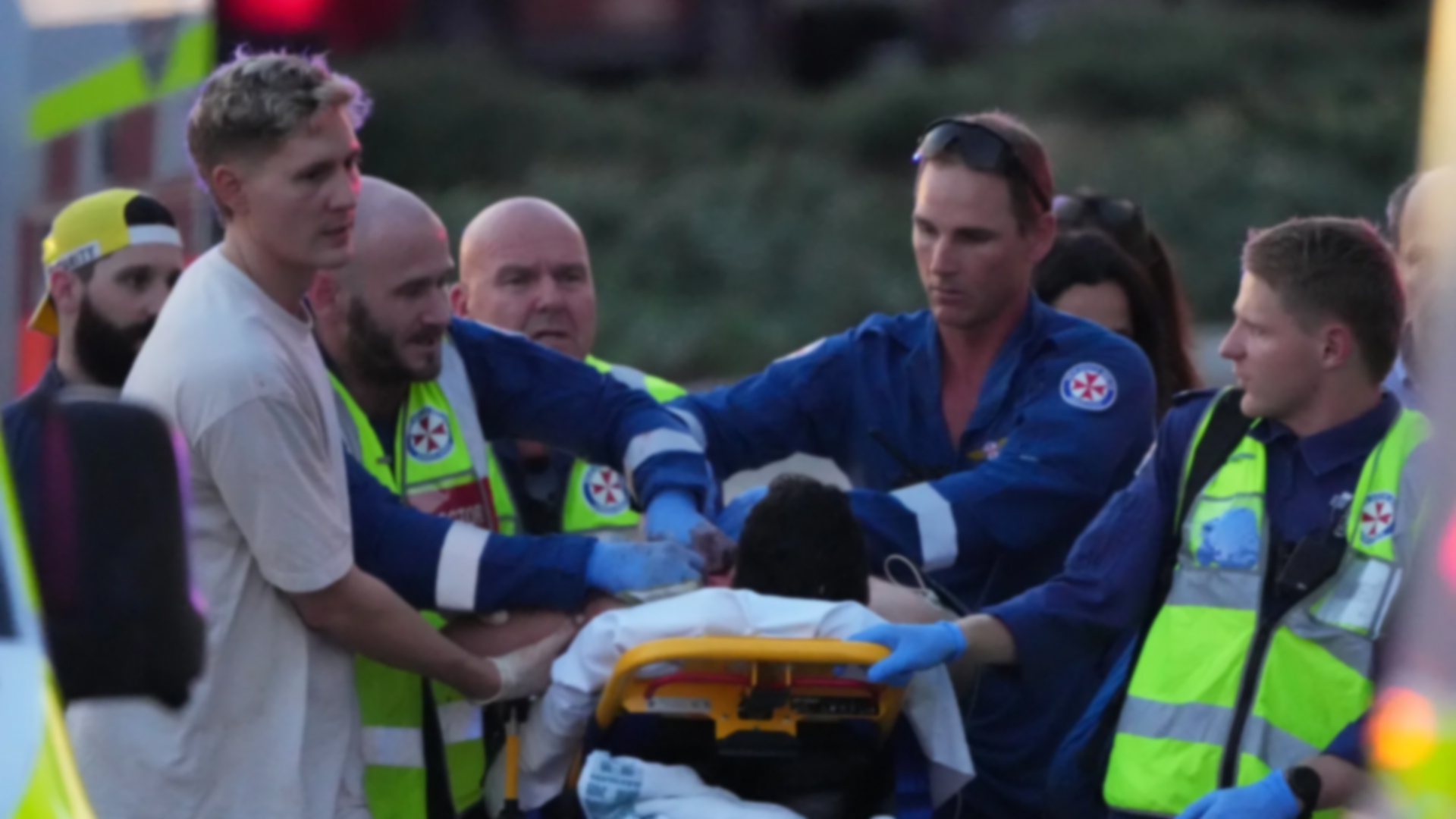 অস্ট্রেলিয়ায় সমুদ্র সৈকতে গুলি চালানোর ঘটনাকে ‘সন্ত্রাসী’ হামলা ঘোষণা, নিহত বেড়ে ১২